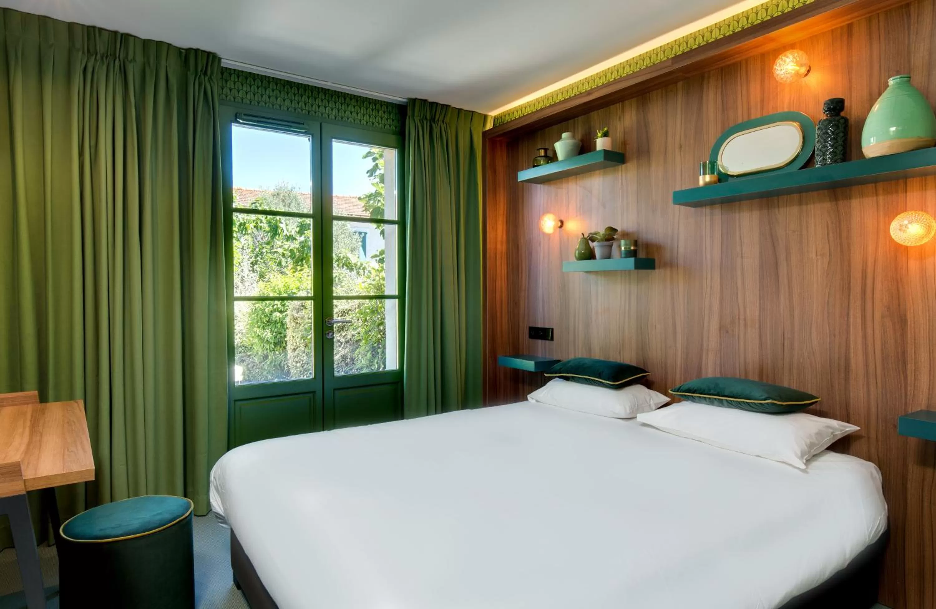 Photo of the whole room, Bed in Hôtel Montmorency & Spa