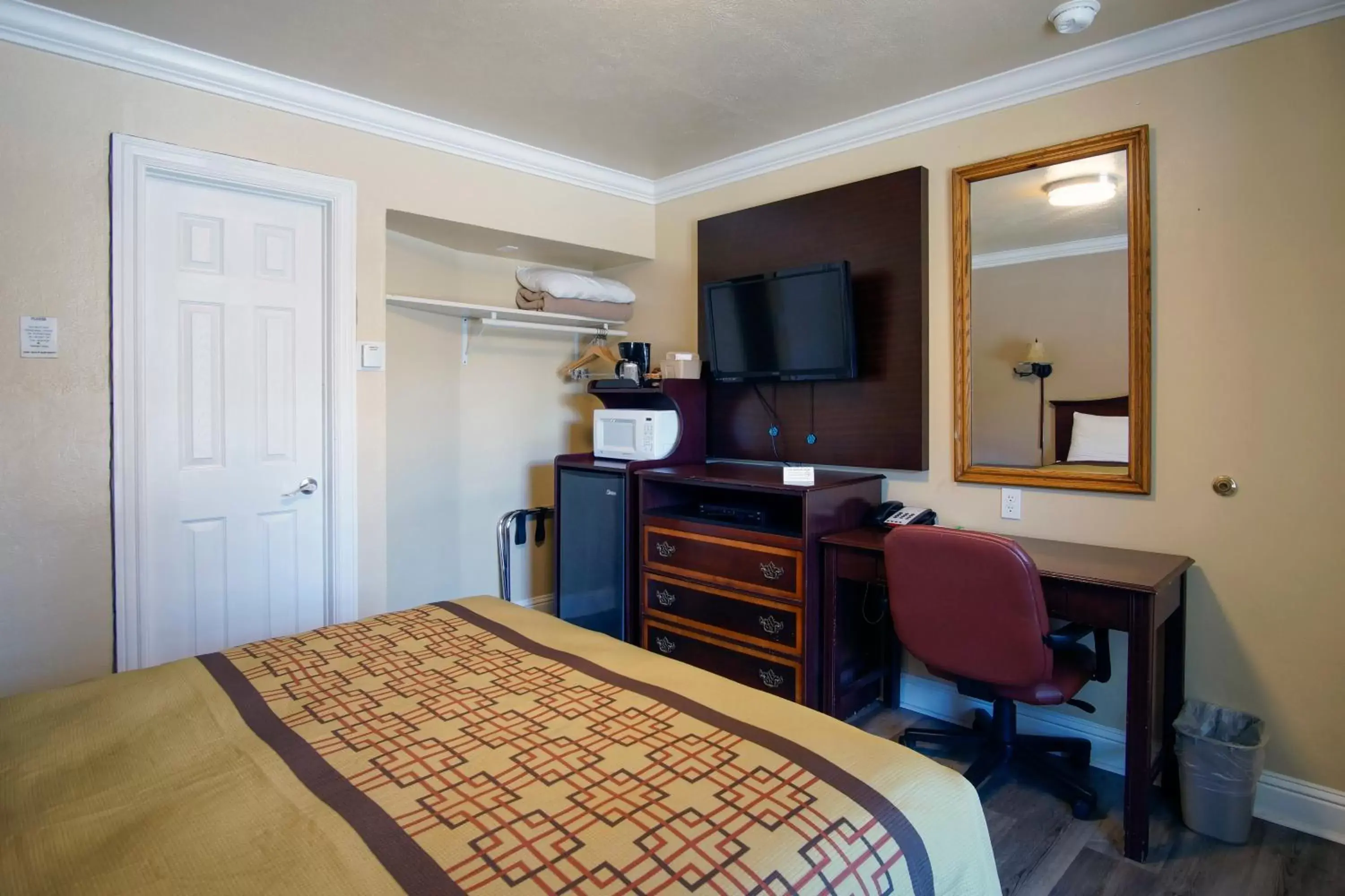 TV and multimedia, TV/Entertainment Center in Charm Motel & Suites