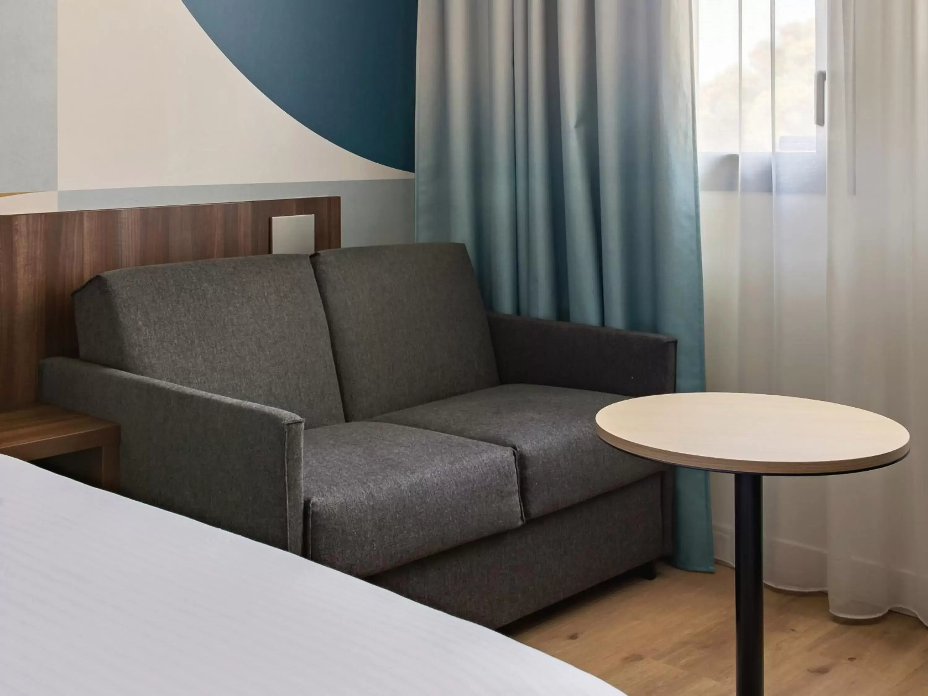 Photo of the whole room, Seating Area in Holiday Inn - Marseille Airport, an IHG Hotel