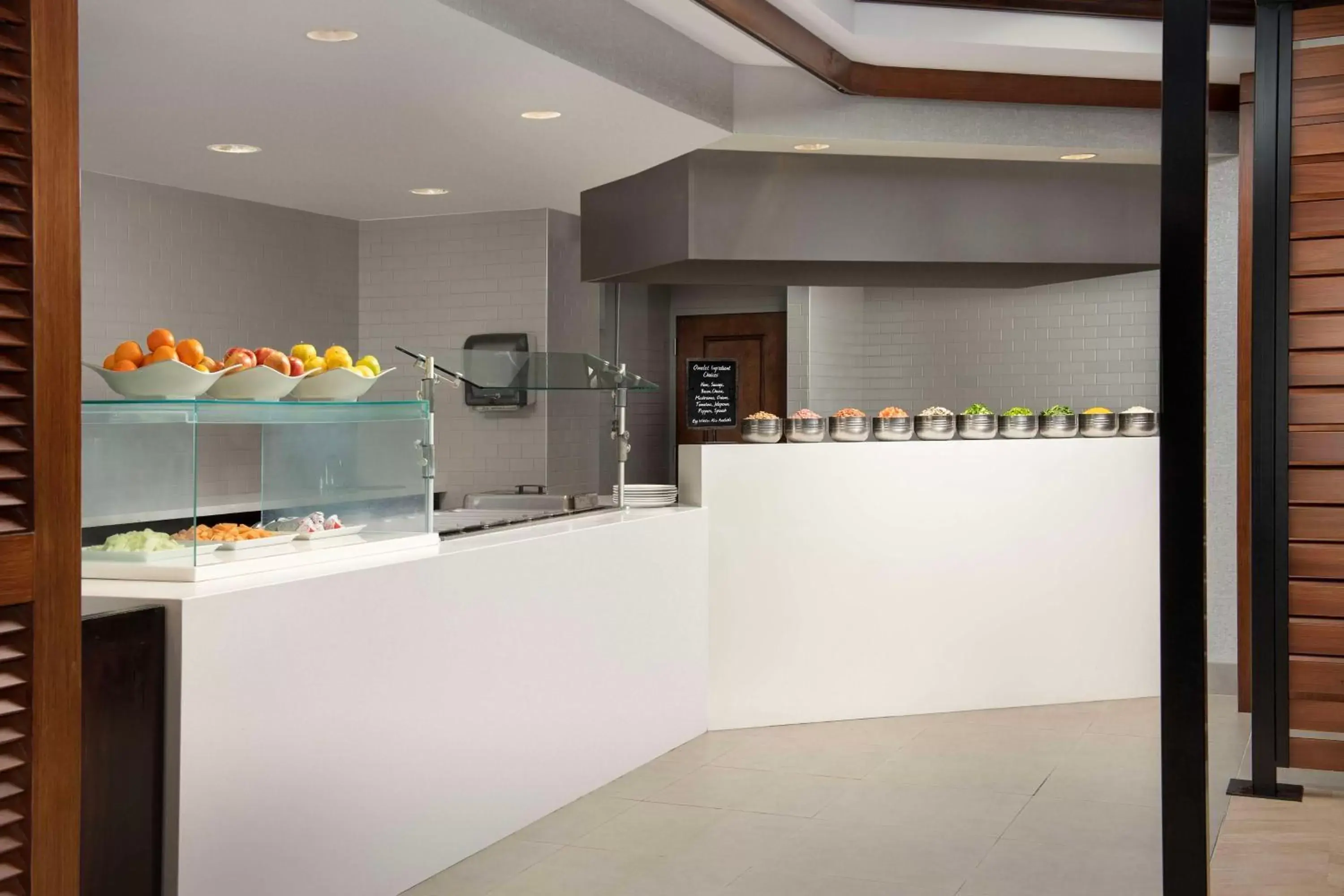 Breakfast, Kitchen/Kitchenette in Embassy Suites by Hilton Dulles North Loudoun