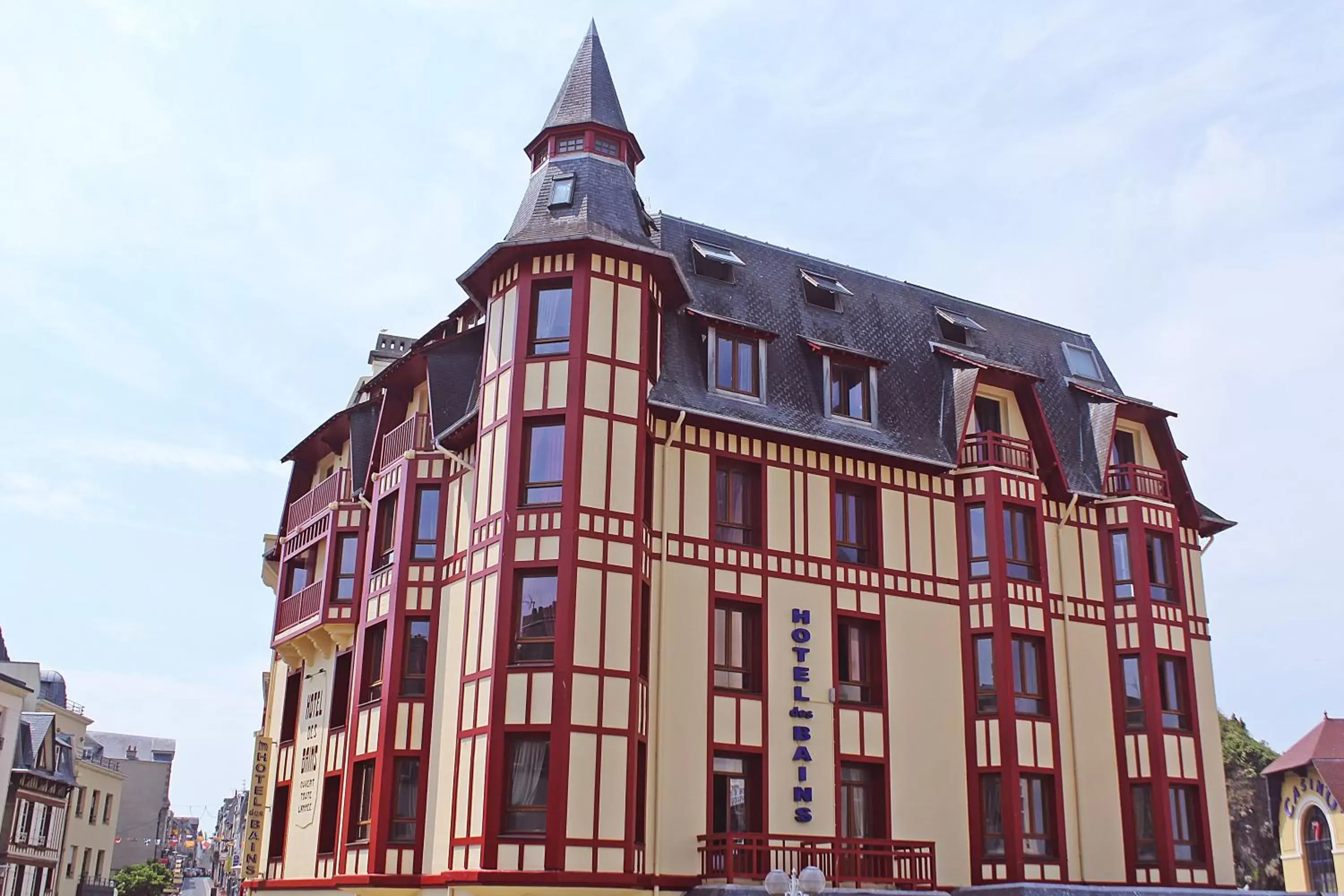 Facade/entrance, Property Building in Hotel Des Bains