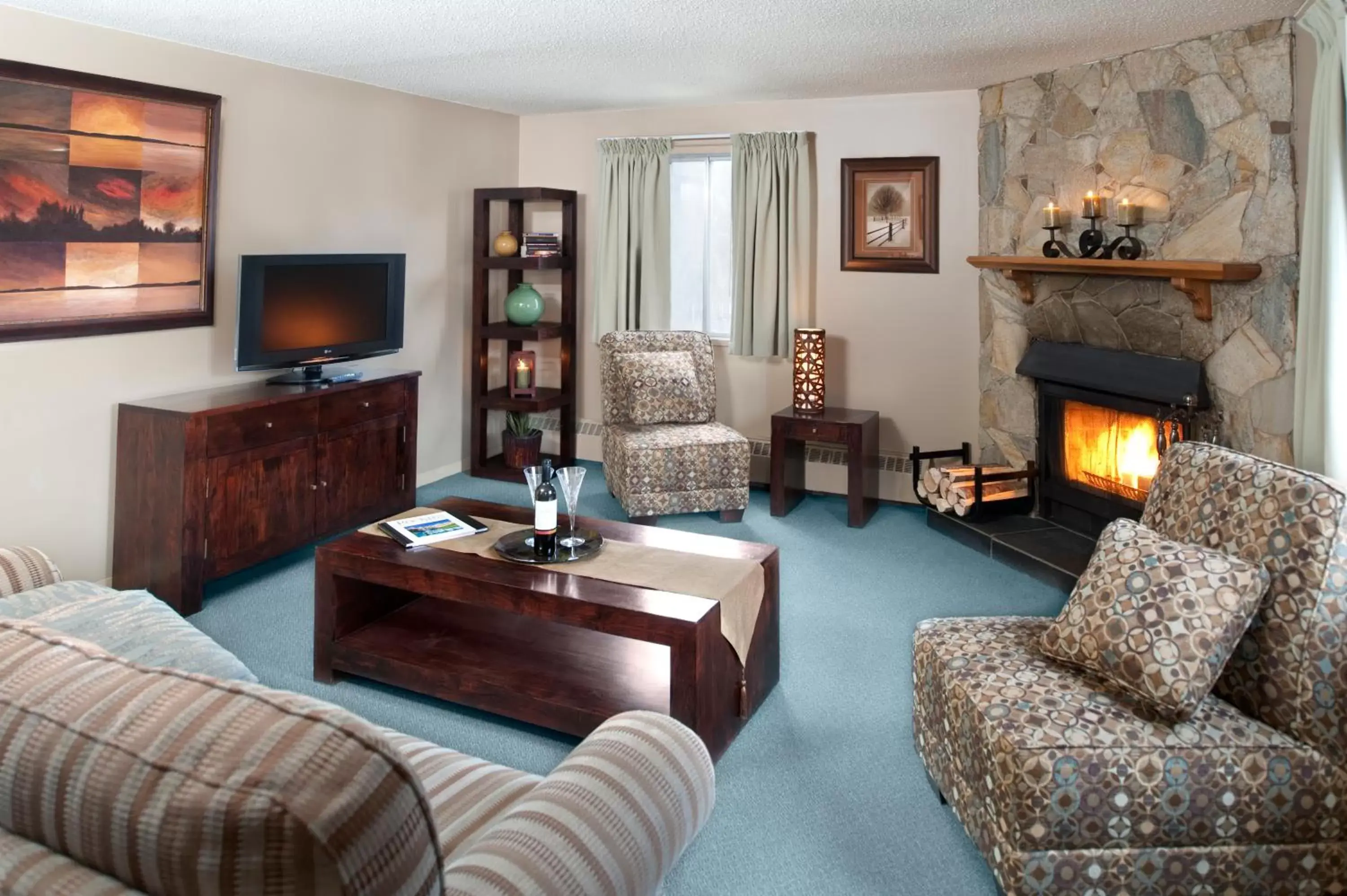 Photo of the whole room, Seating Area in Maligne Lodge