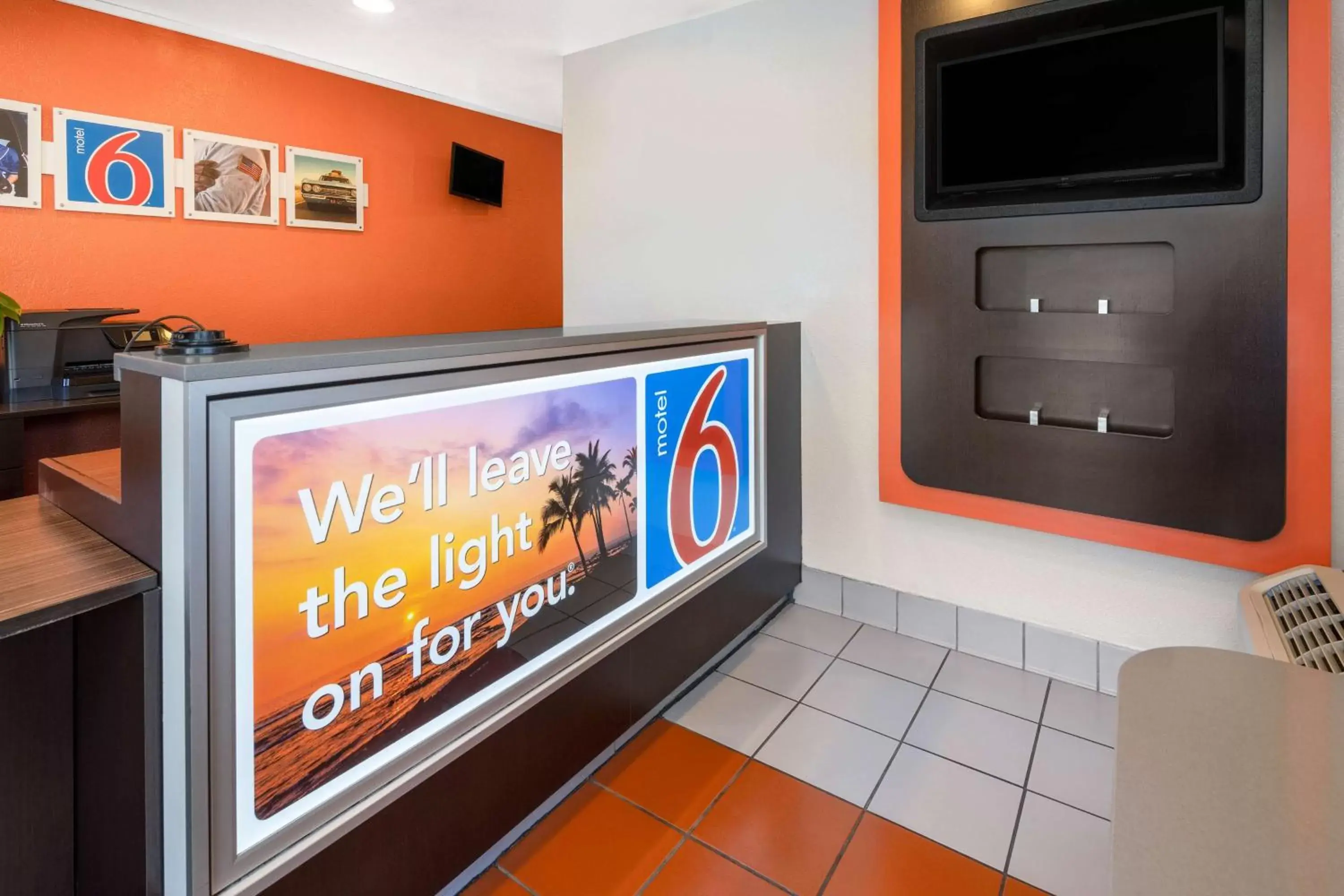 Lobby or reception, TV/Entertainment Center in Motel 6-Santa Barbara, CA - State Street