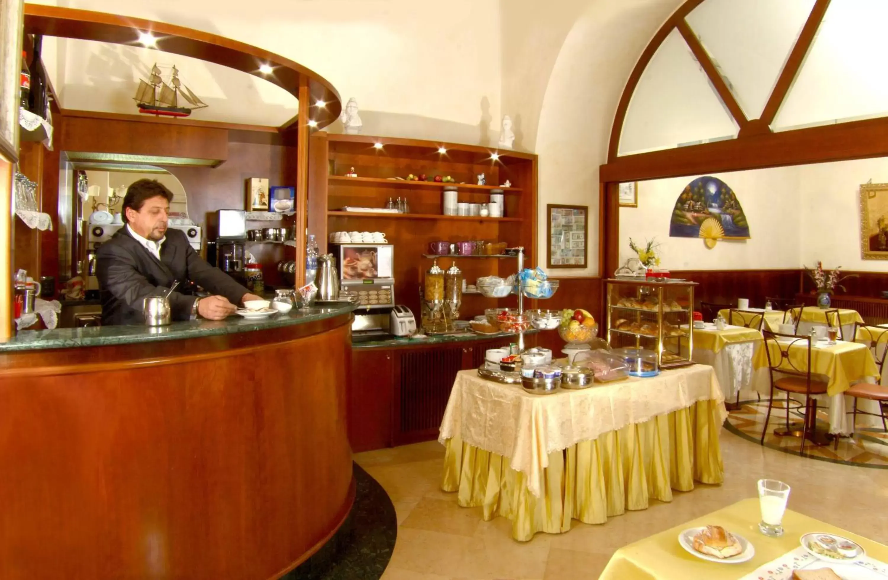 Restaurant/places to eat in Hotel Assisi