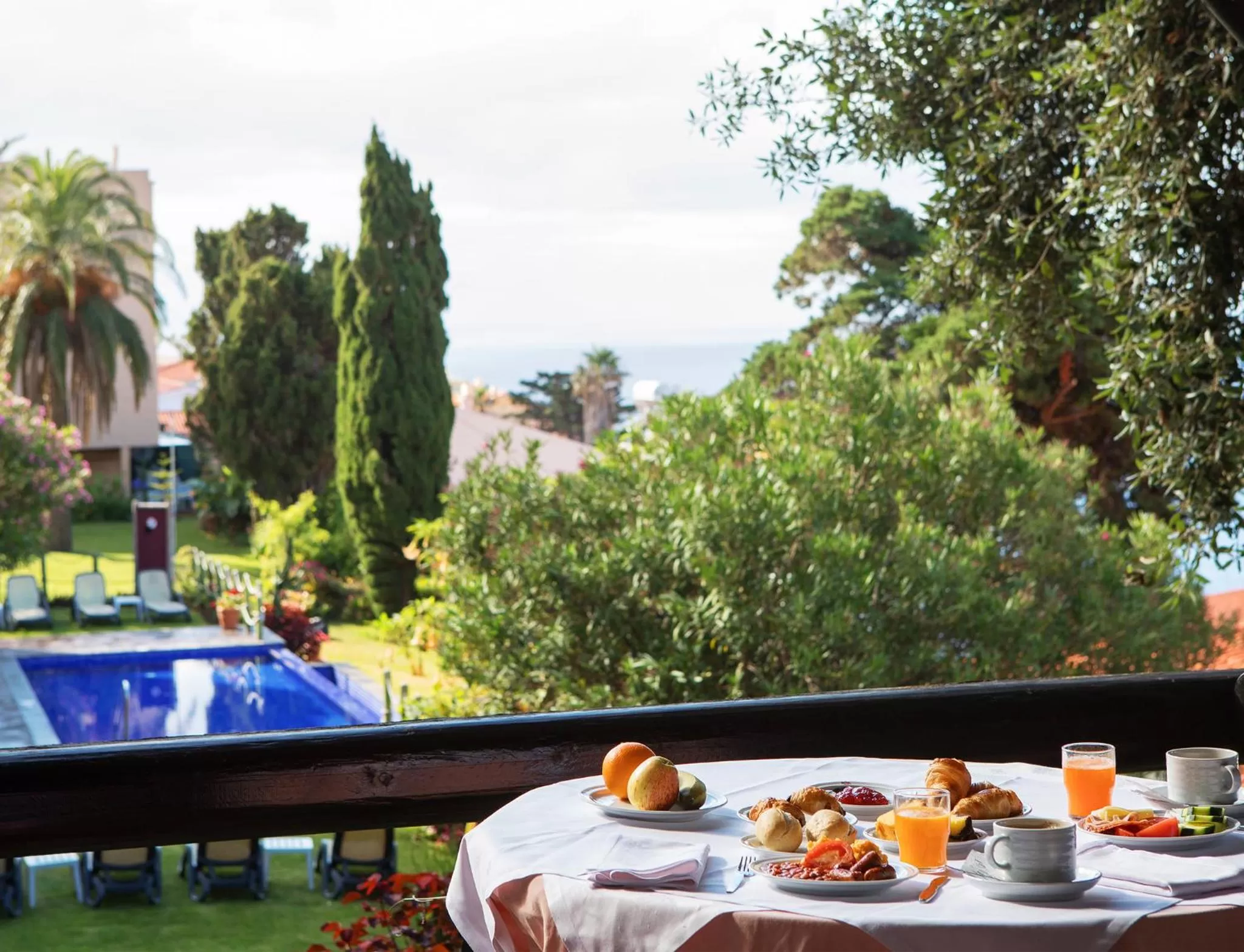 Garden view in Dom Pedro Garajau