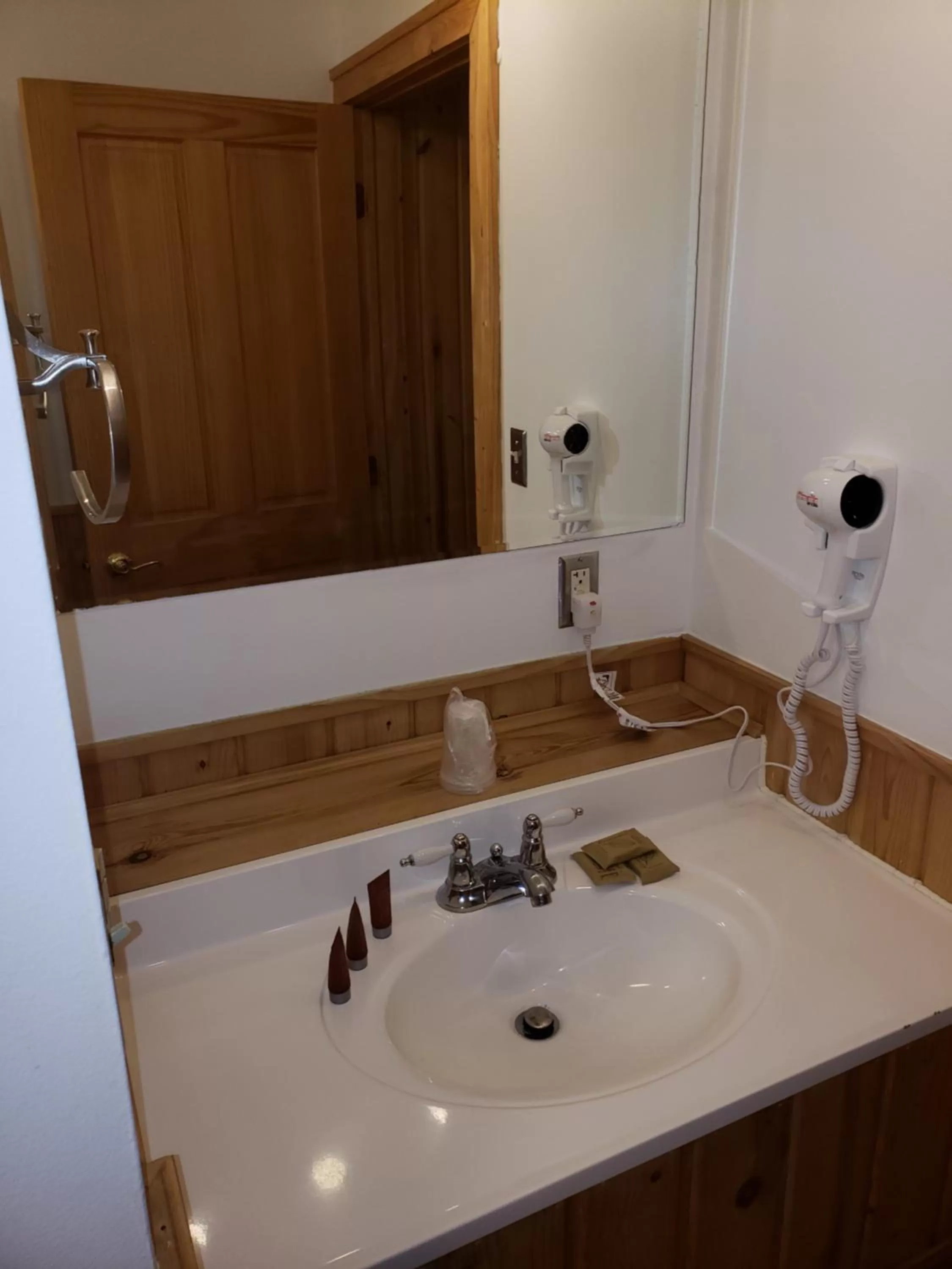 Bathroom in Willard Munger Inn