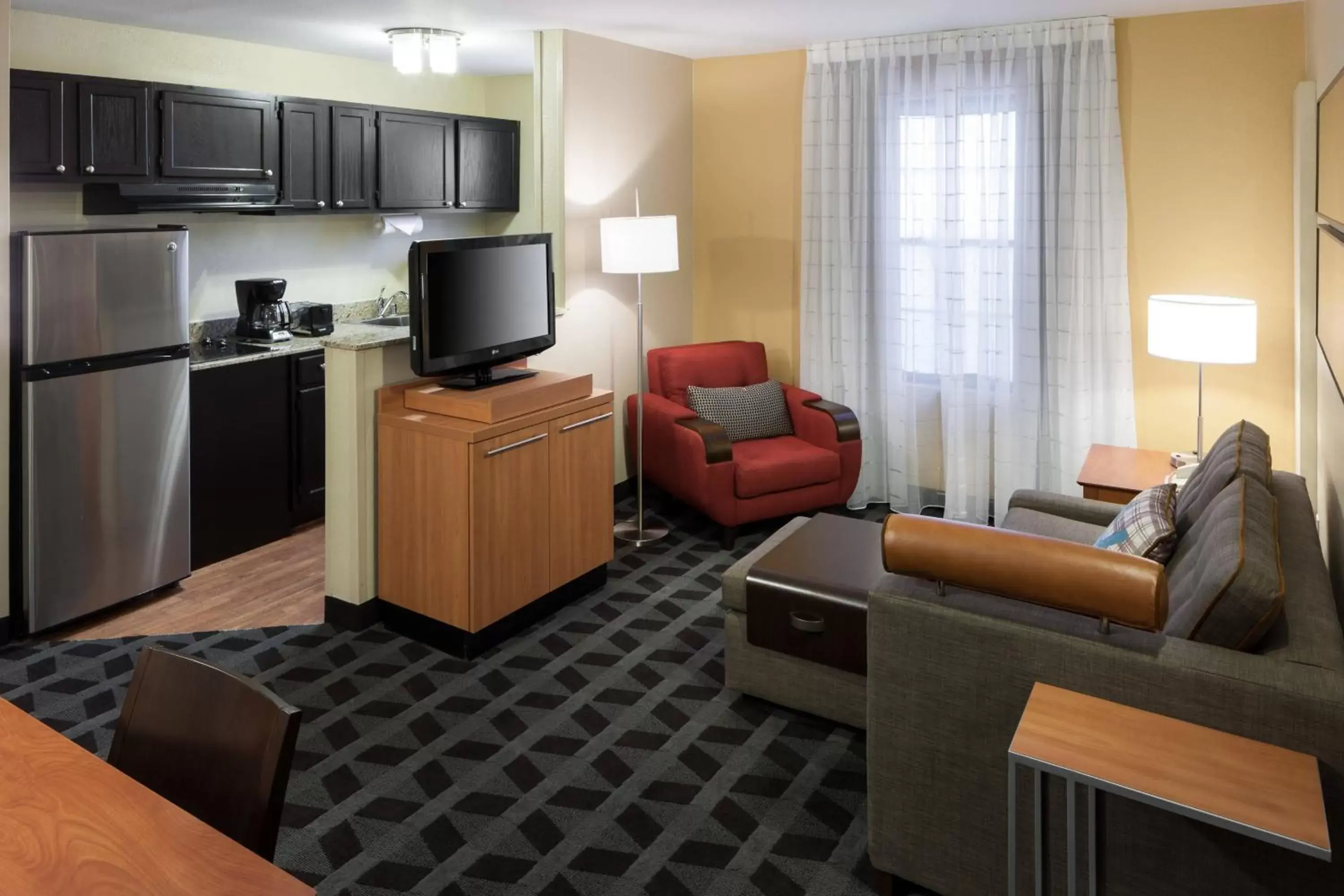 Living room, TV/Entertainment Center in TownePlace Suites Dallas Arlington North