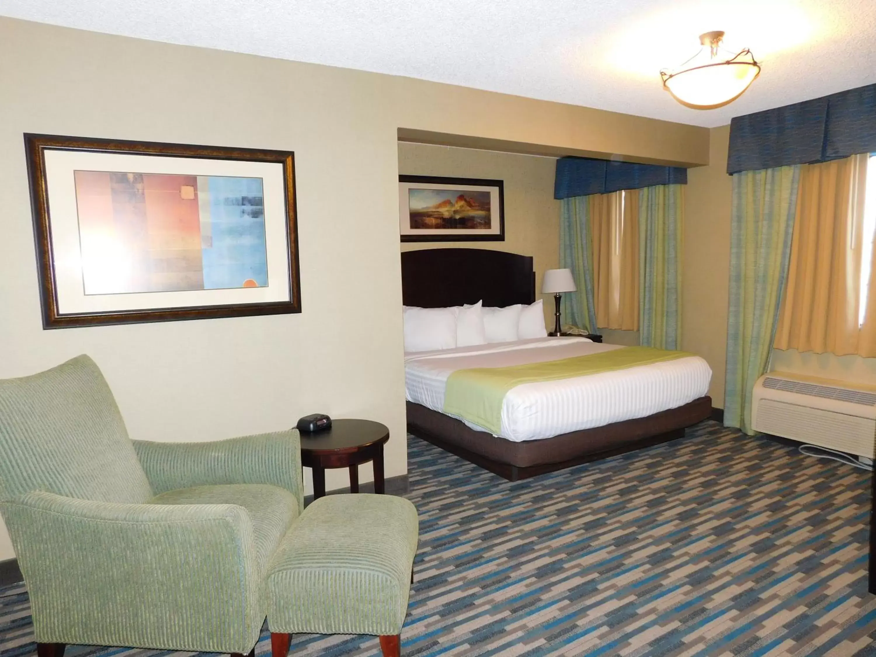 Bed in Days Hotel by Wyndham Mesa Near Phoenix