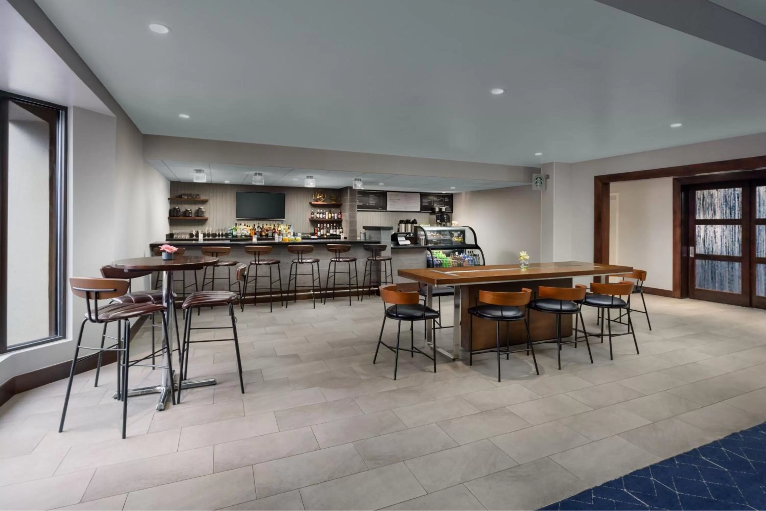 Lounge or bar in Courtyard Manchester-Boston Regional Airport