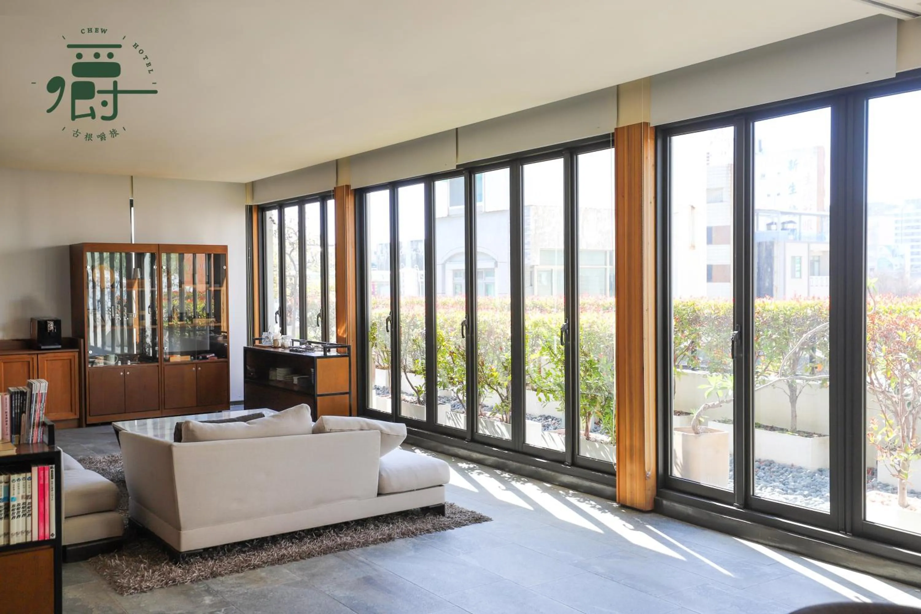 Library, Bed in Roots Chew Hotel