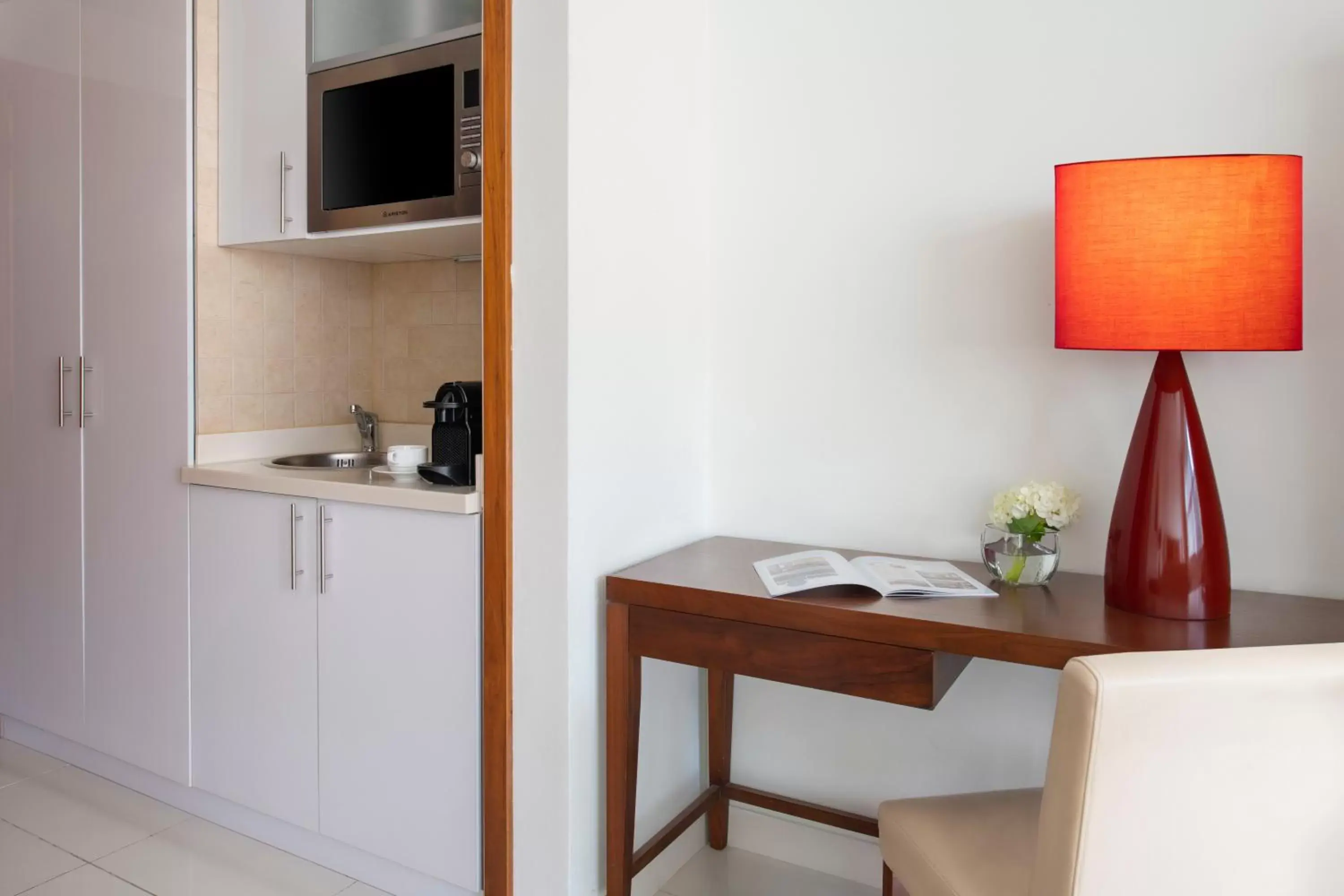 Coffee/tea facilities, TV/Entertainment Center in Fraser Suites Doha