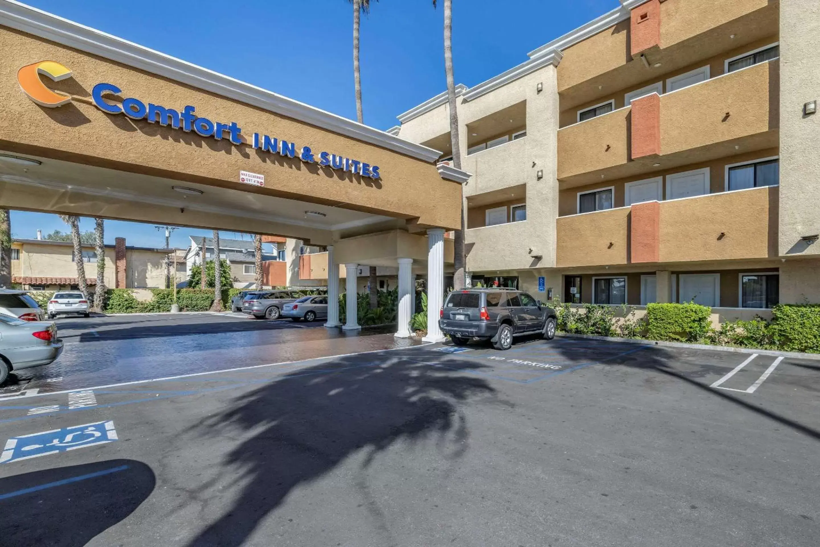 Property Building in Comfort Inn & Suites Huntington Beach