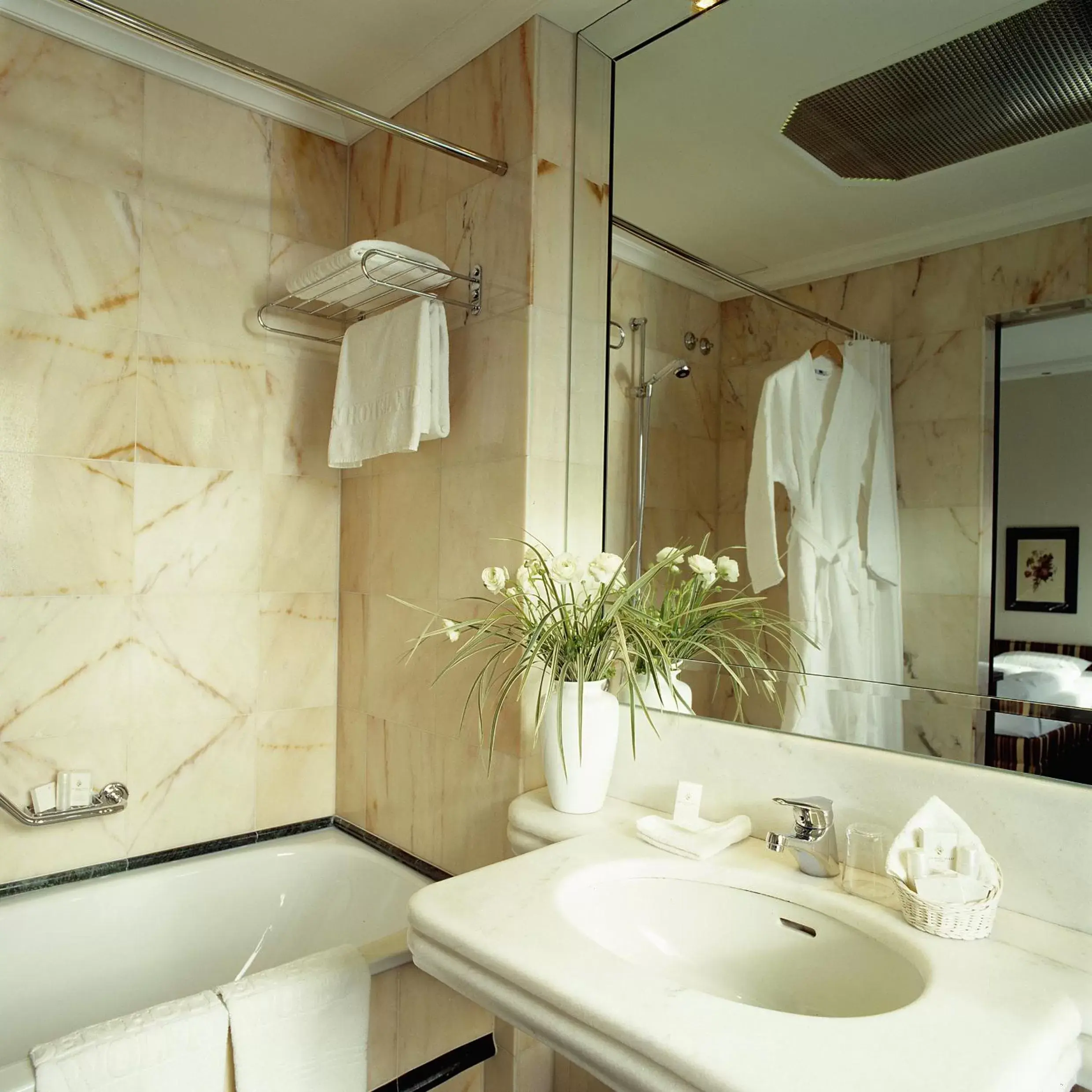 Shower, Bathroom in Eden Hotel Wolff
