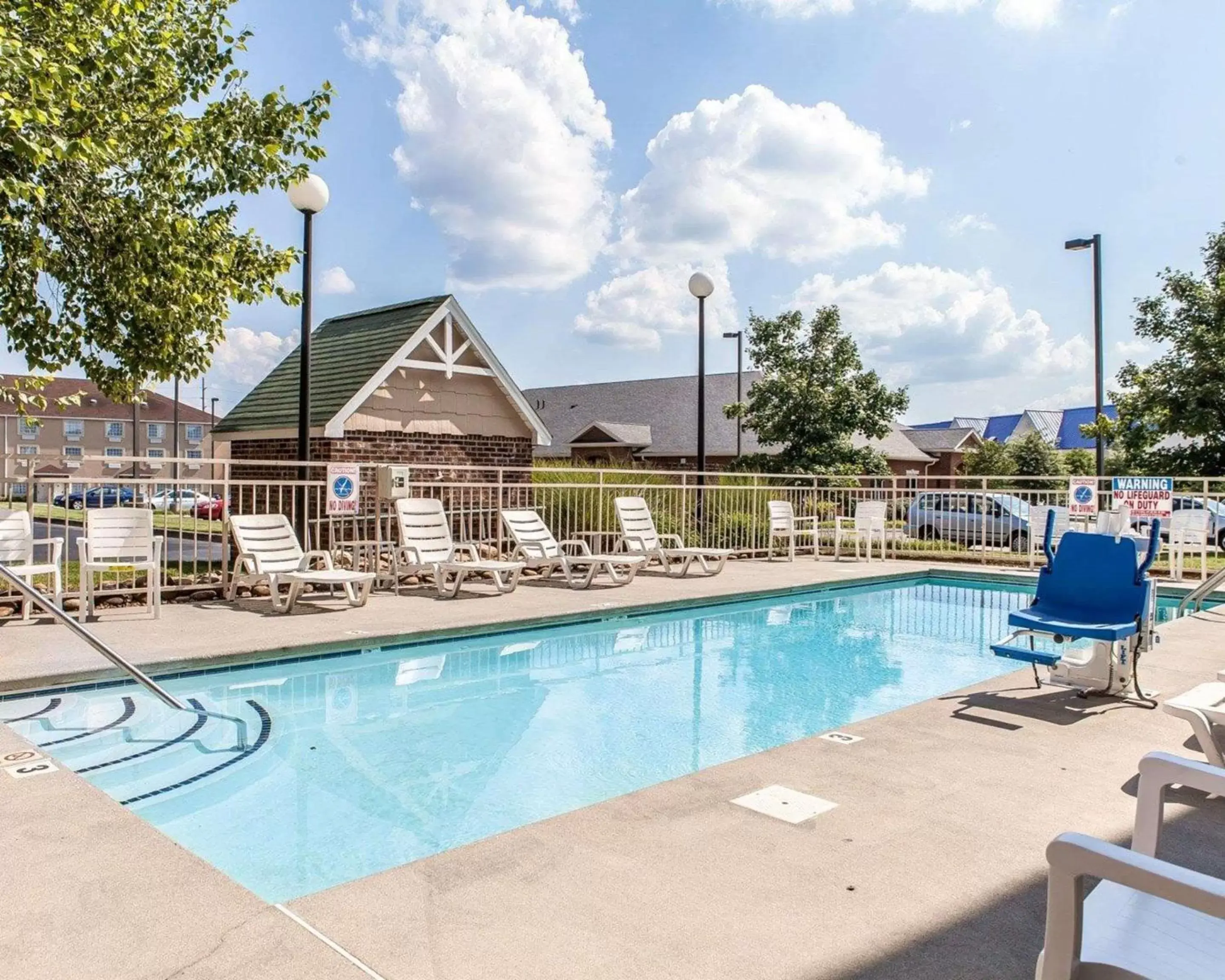 Swimming Pool in MainStay Suites Knoxville Airport