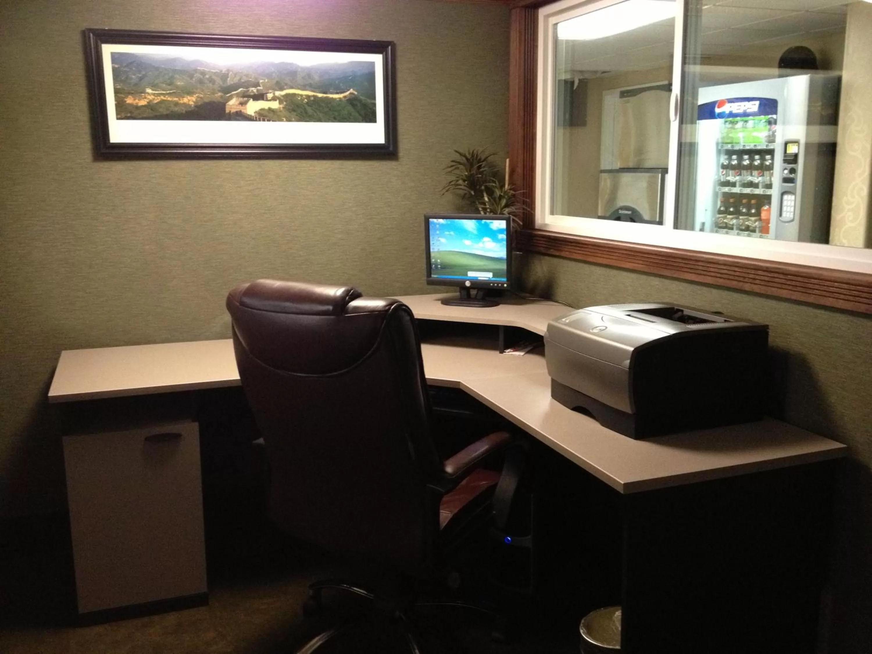 Business facilities in Howard Johnson by Wyndham Gillette