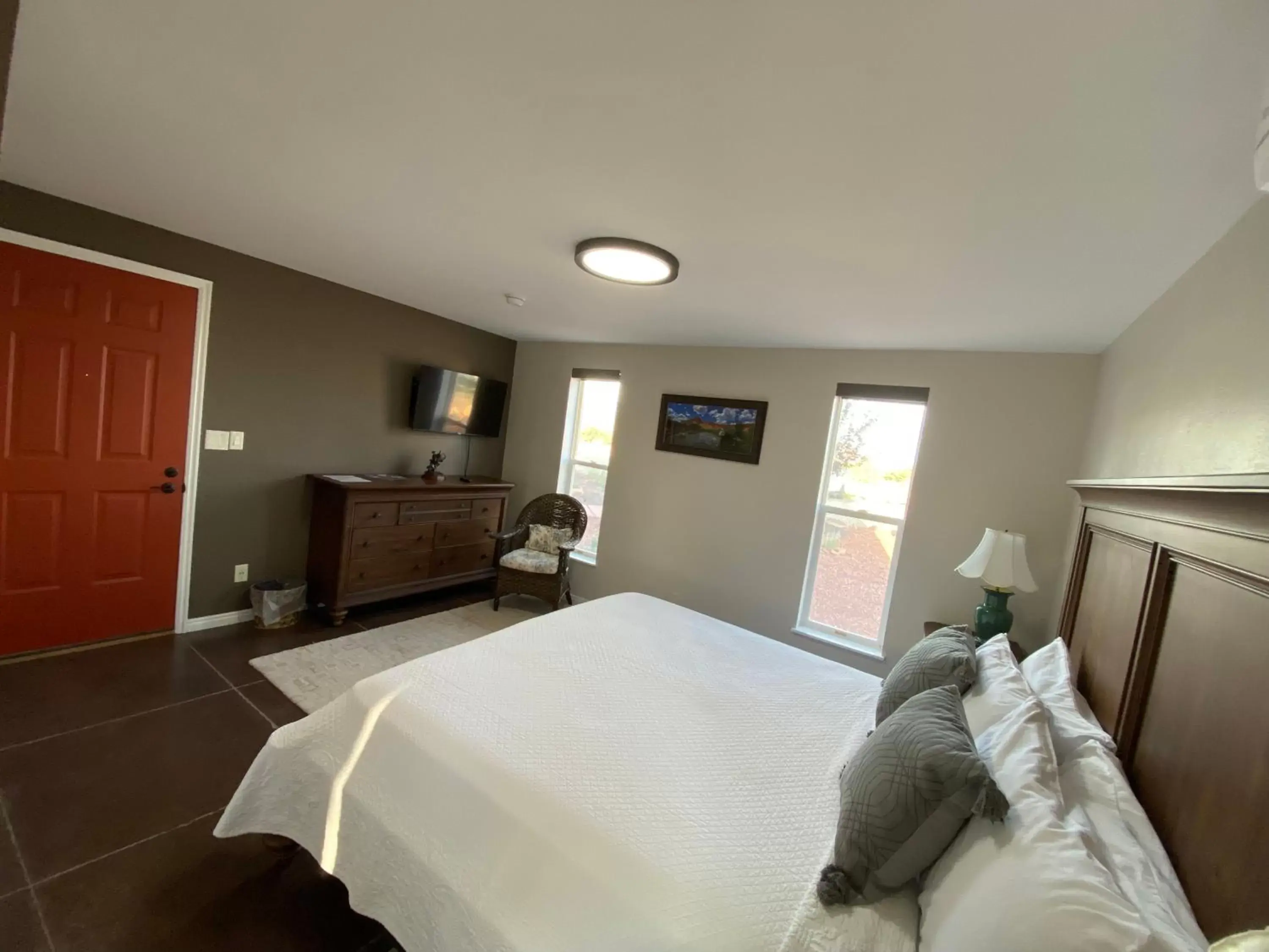 TV and multimedia, Bed in SkyRidge Inn