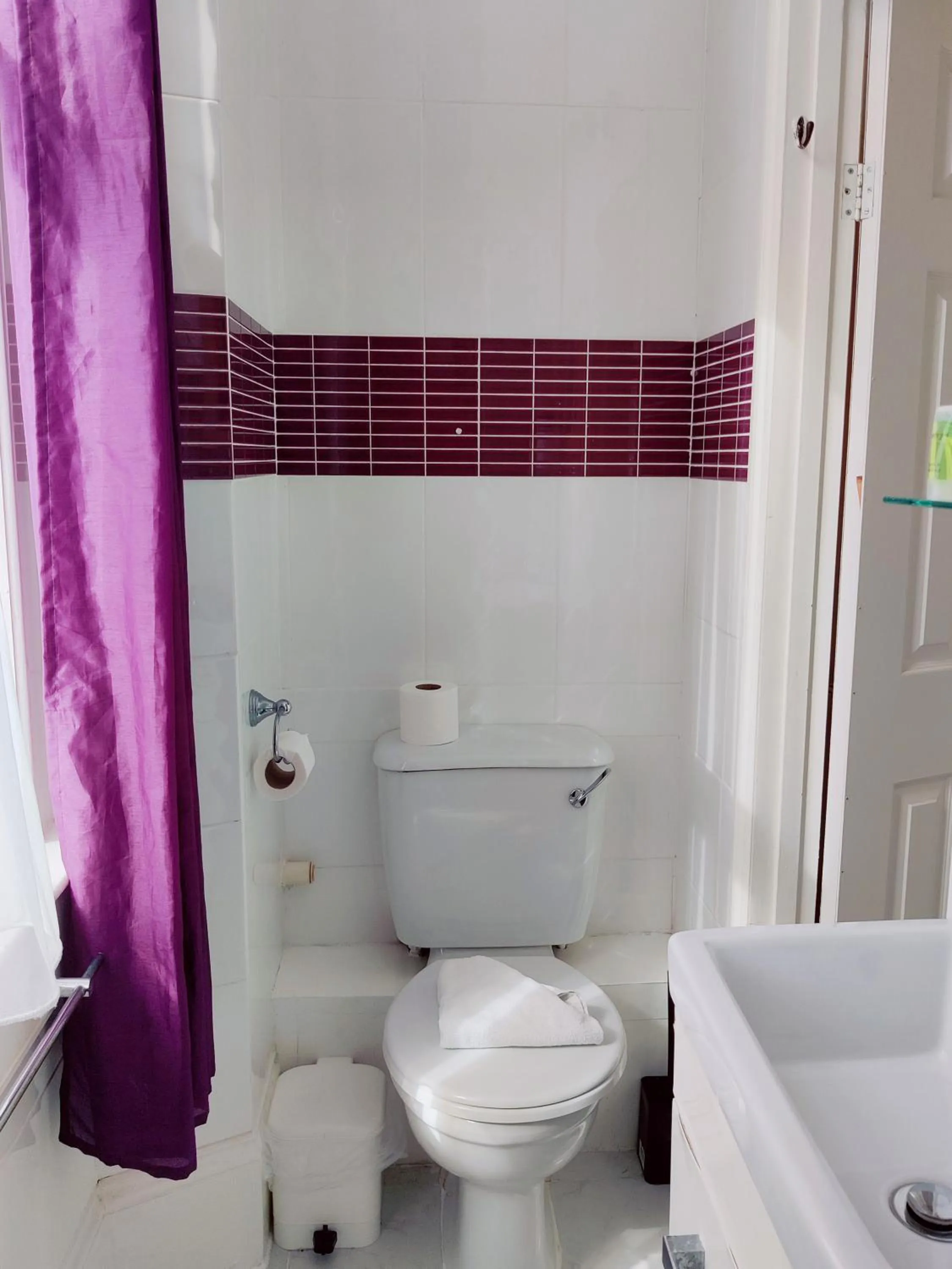 Bathroom in Wentworth House - Free Parking