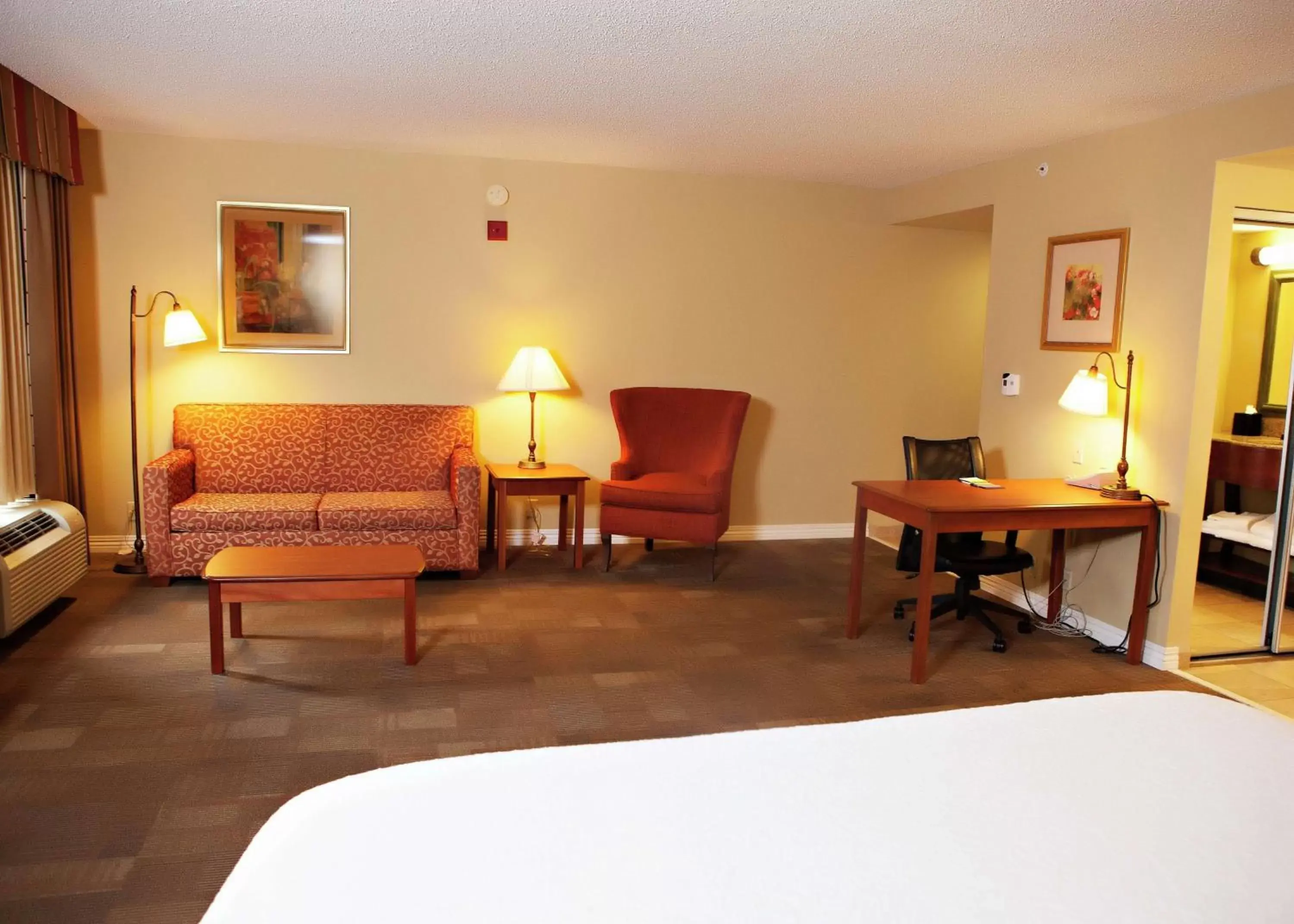 Bedroom, Seating Area in Hampton Inn Martin