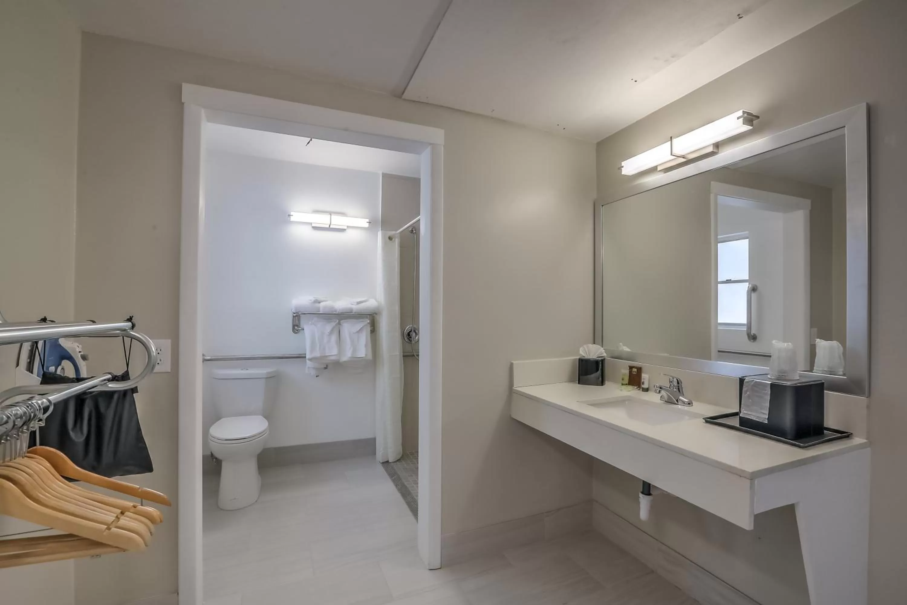 Bathroom, Bed in El Sendero Inn, an Ascend Collection Hotel