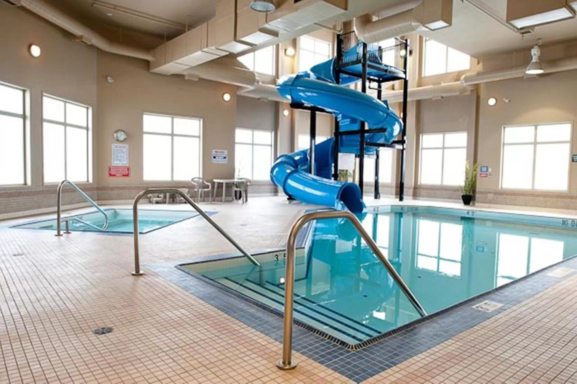 Swimming pool in Paradise Inn and Suites