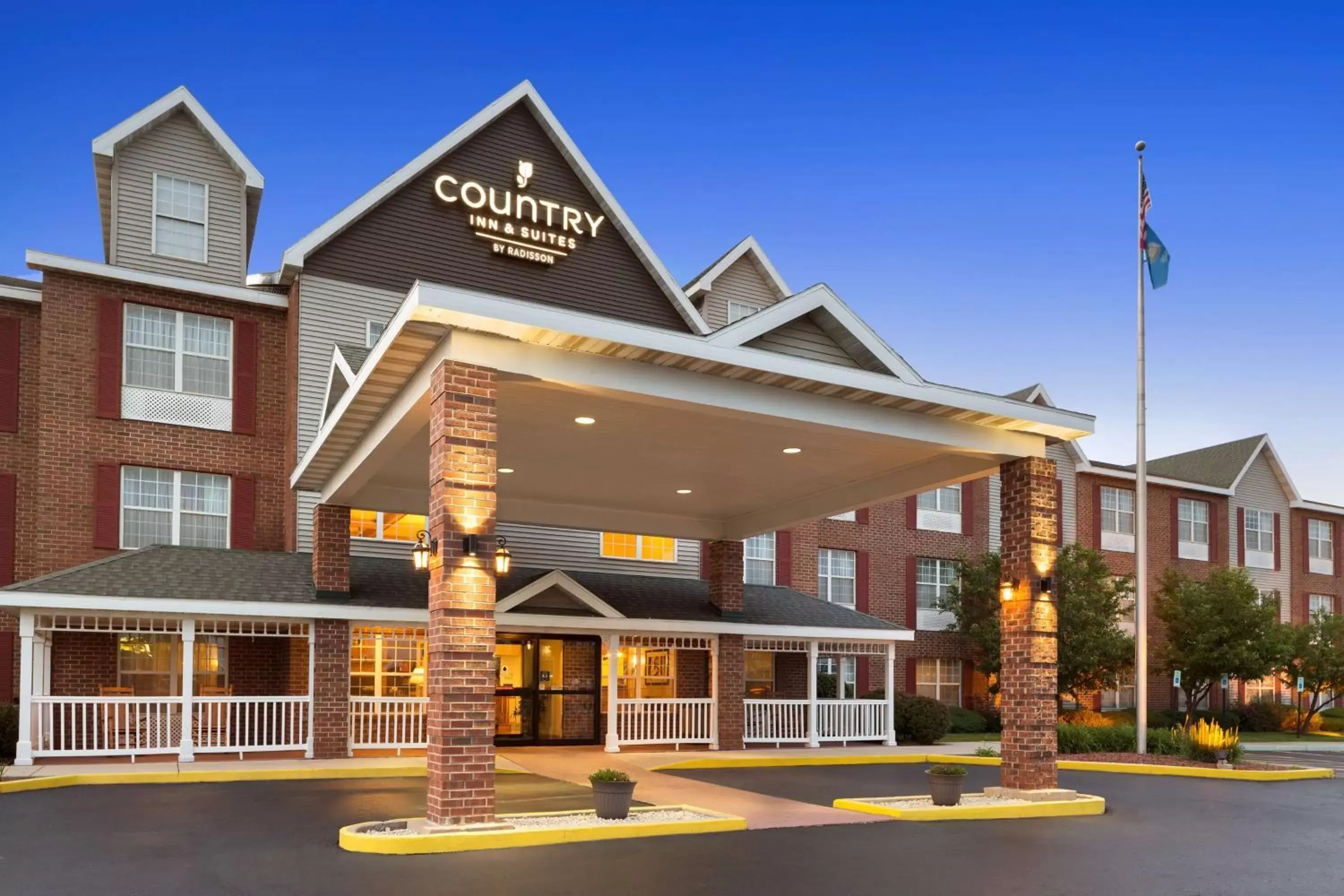 Property building in Country Inn & Suites by Radisson, Kenosha, WI