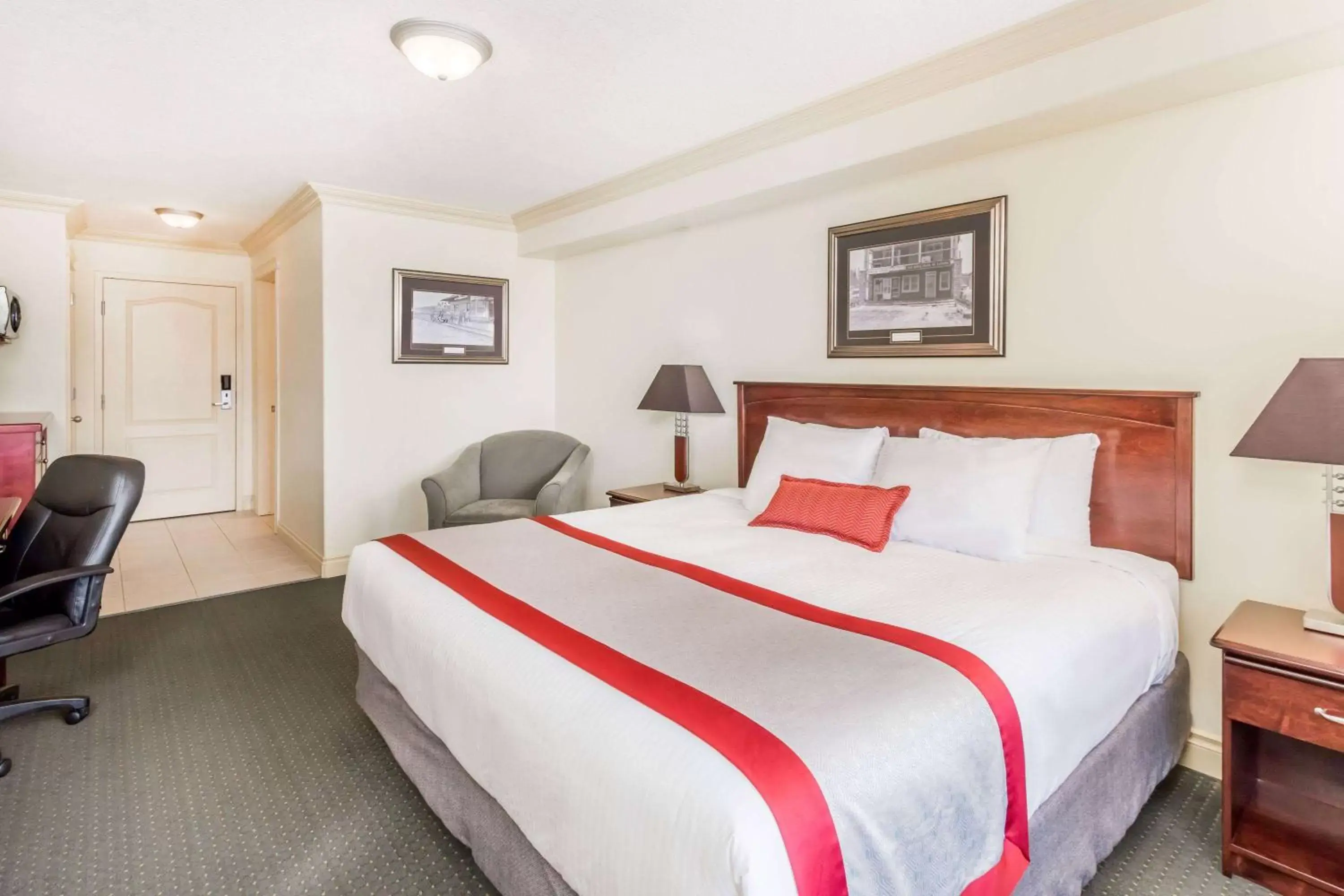 Photo of the whole room, Bed in Ramada by Wyndham Hinton