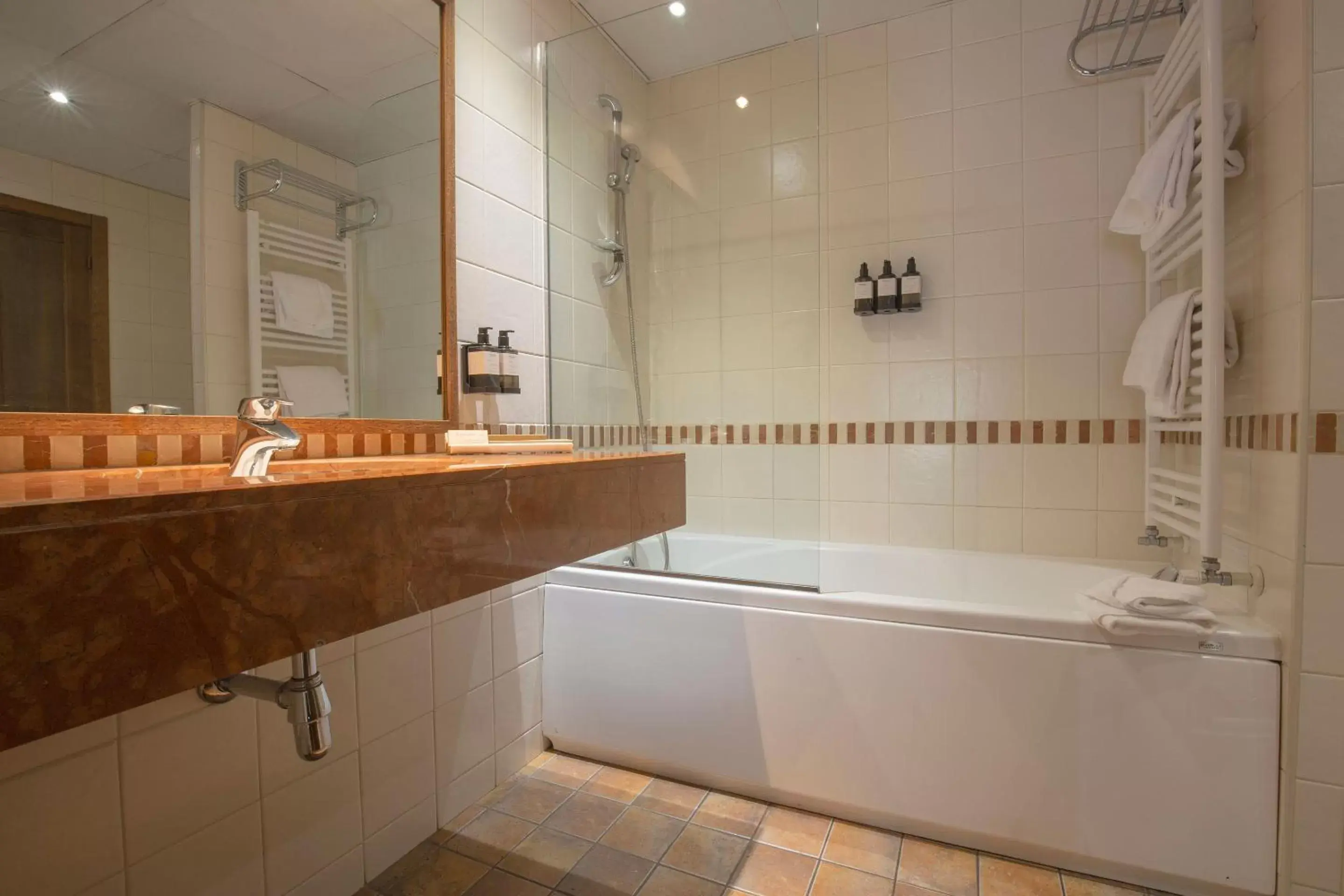 Bath, Bathroom in Hotel Màgic Ski