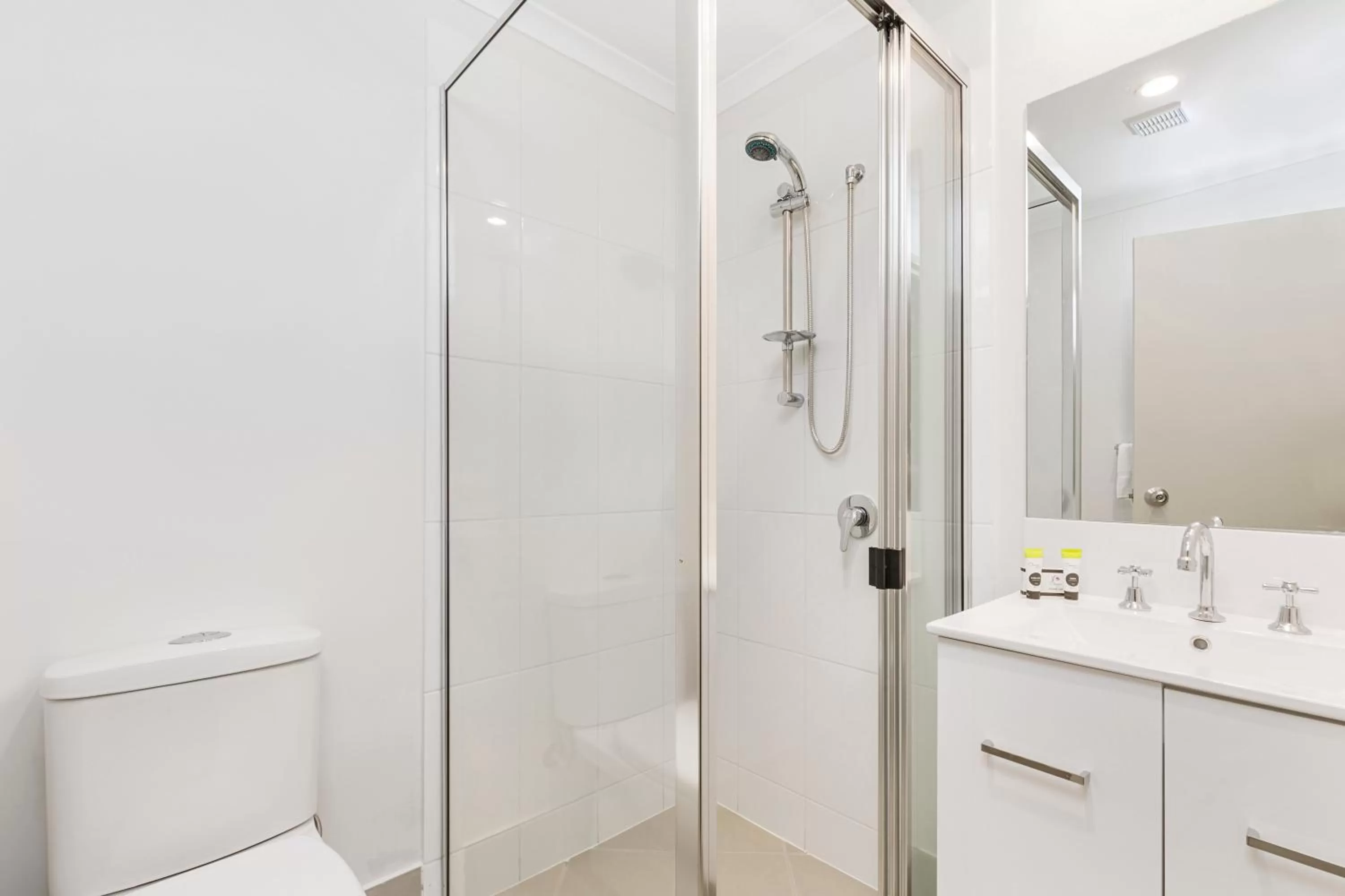 Shower in Rockhampton Riverside Central Hotel Official