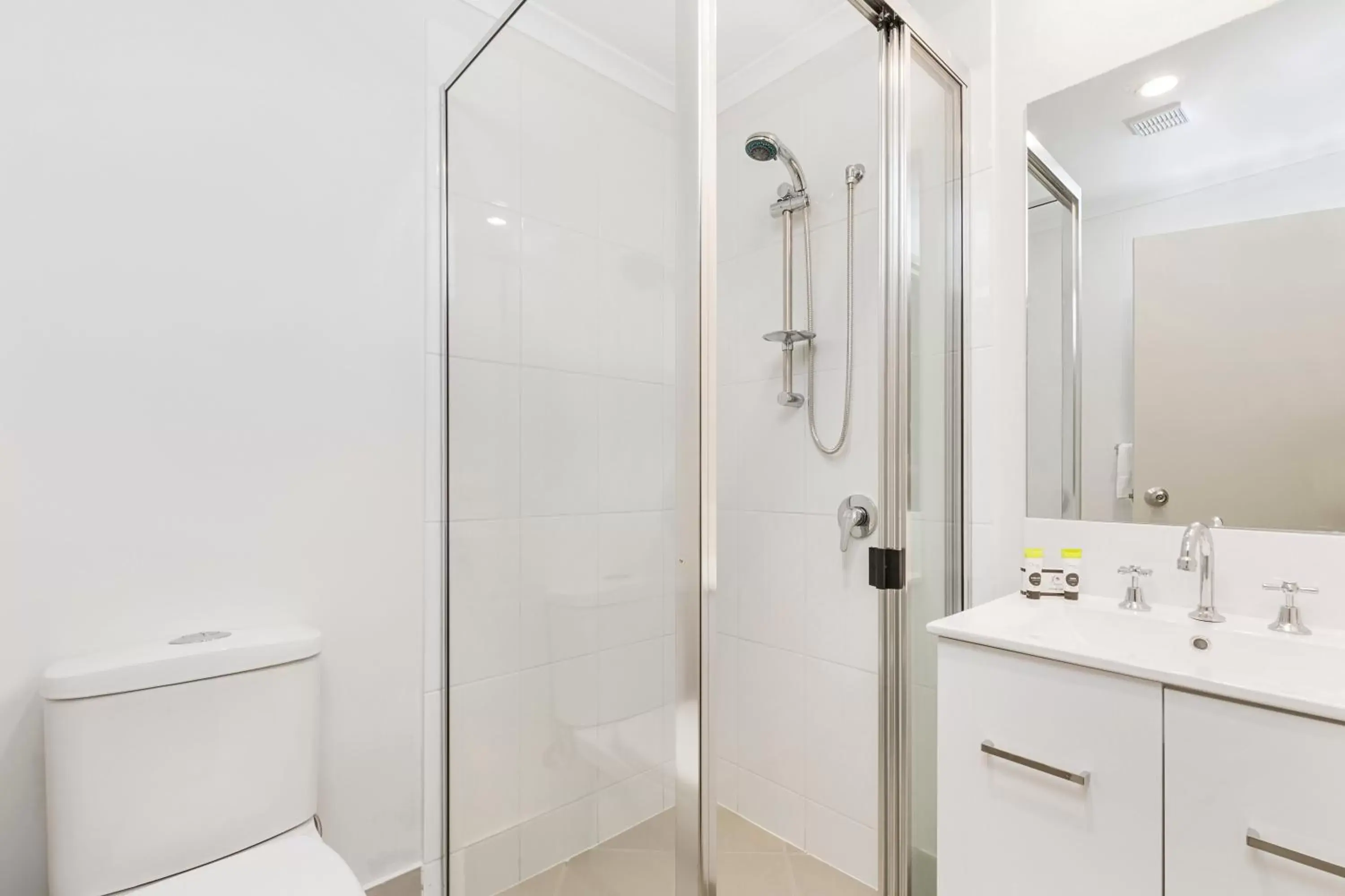 Shower, Bathroom in Rockhampton Riverside Central Hotel