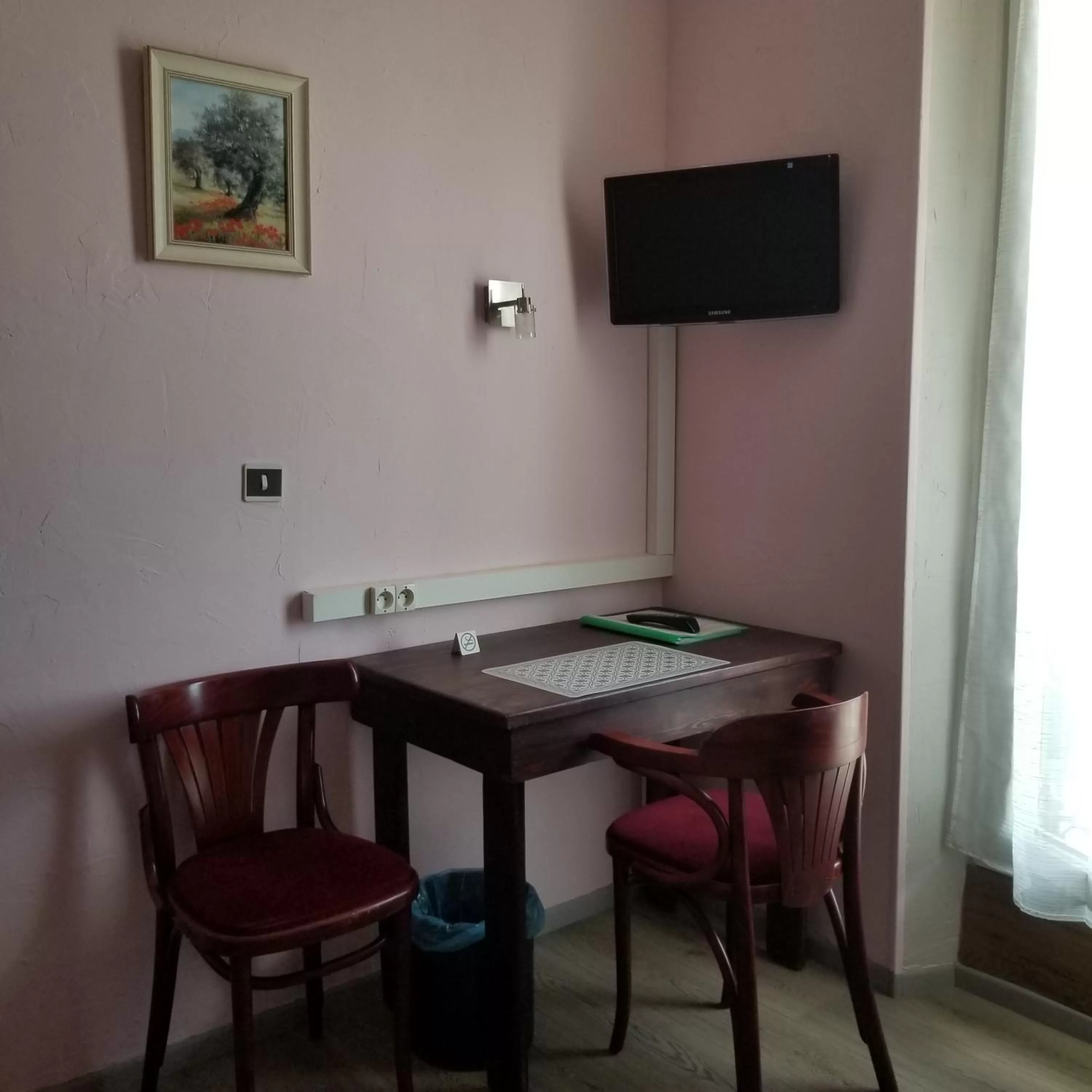 Bedroom in Logis hôtel du terreau