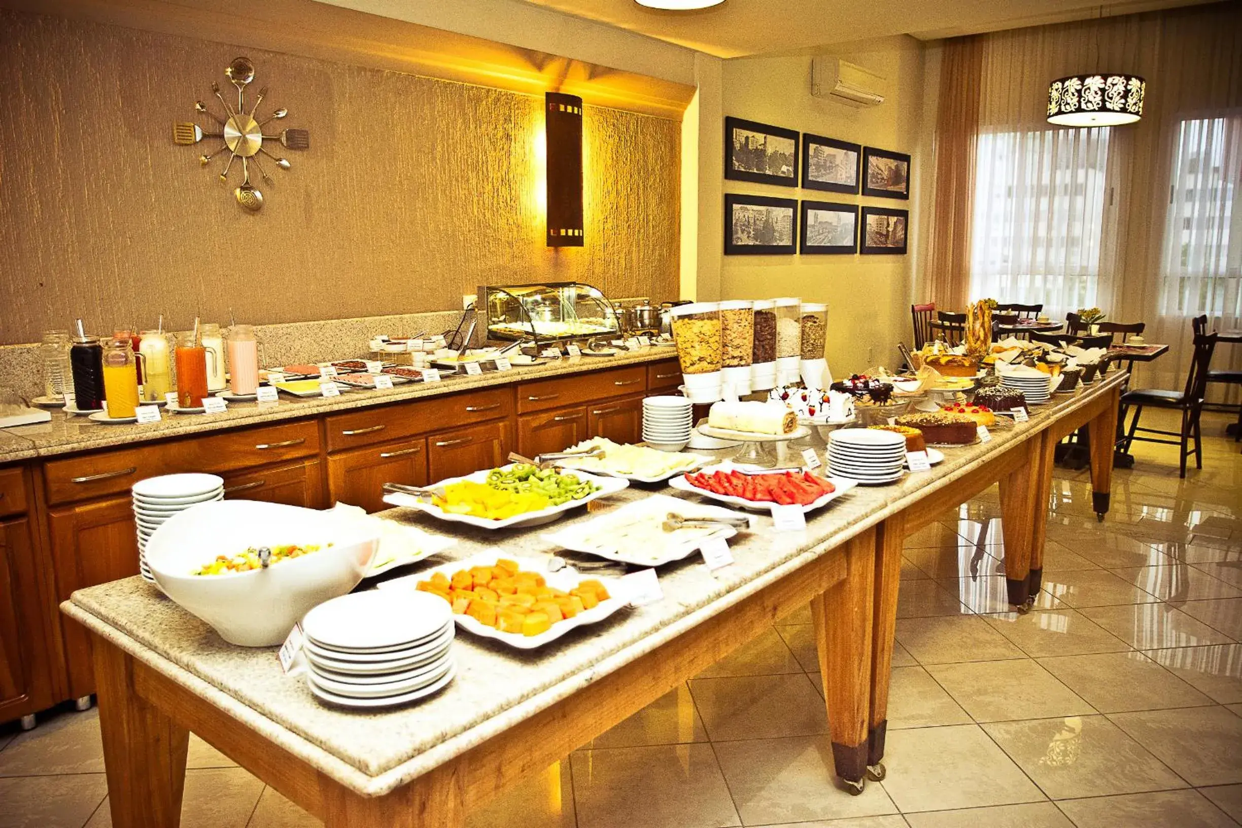 Continental breakfast, Restaurant/Places to Eat in ALTADOMO HOTEL