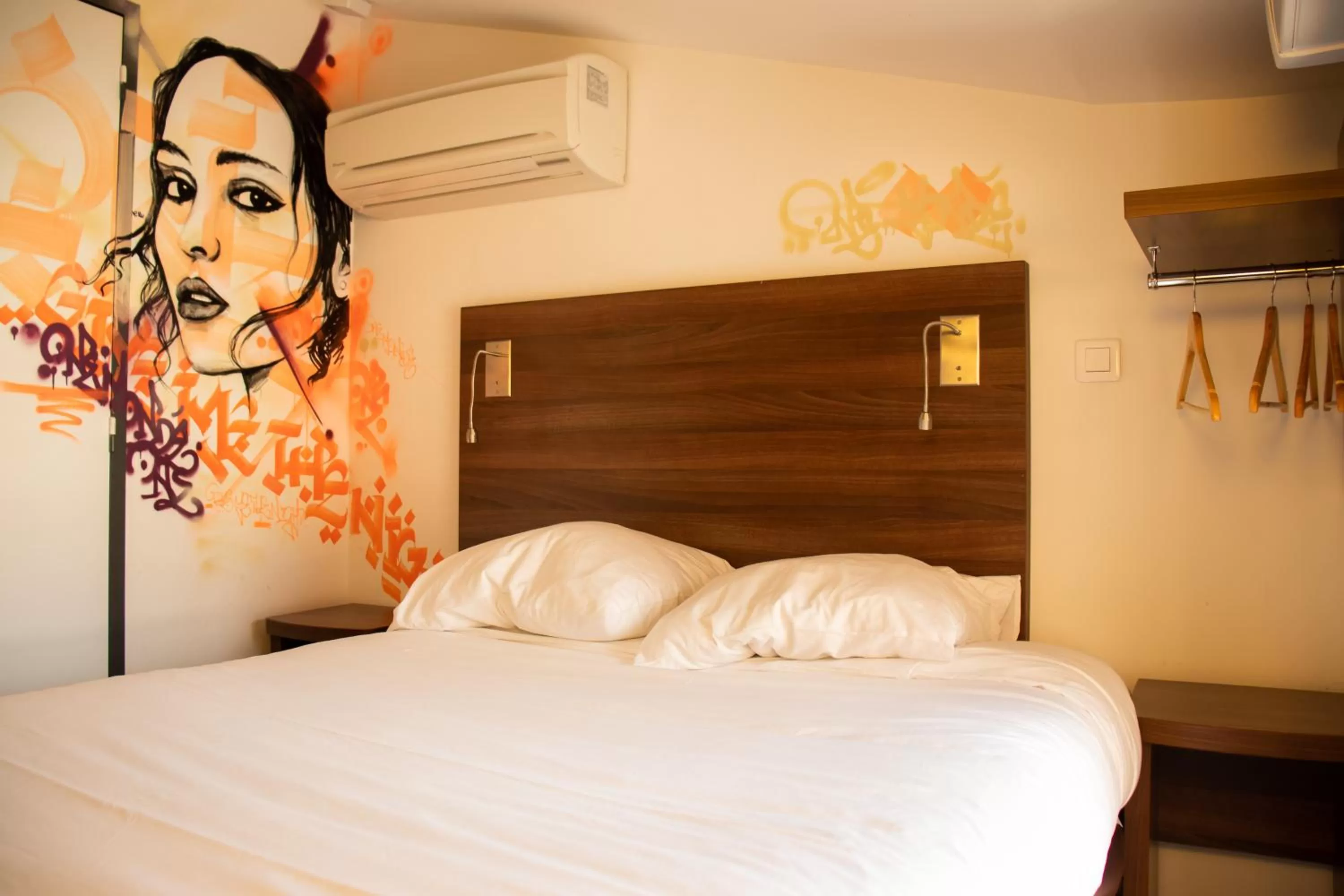 Photo of the whole room, Bed in Hôtel le Pastel