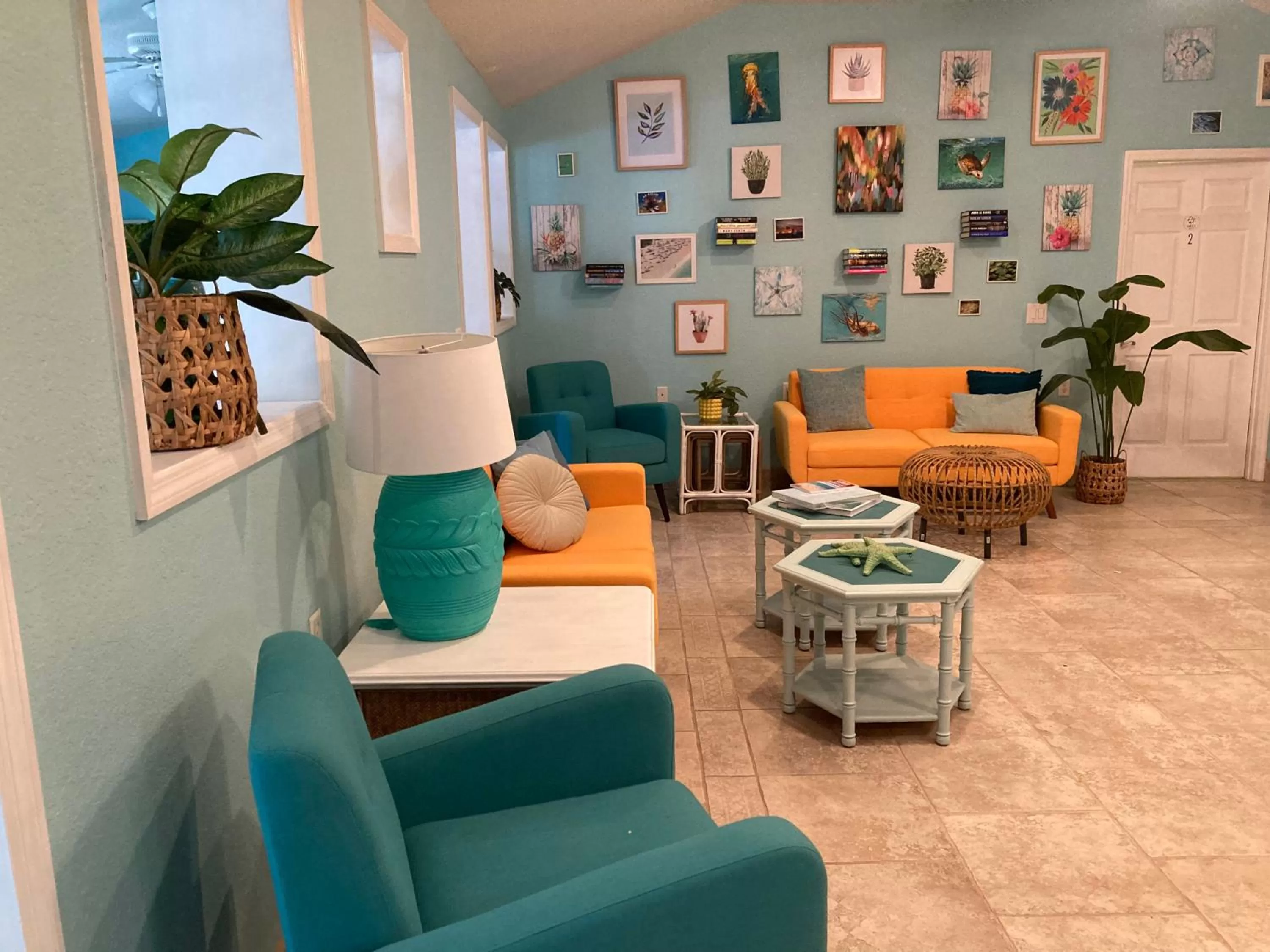 3Gulls Inn Ozona-Boutique Hotel-Steps from Restaurants & Brewery-SwimSpa Pool-Pet Friendly