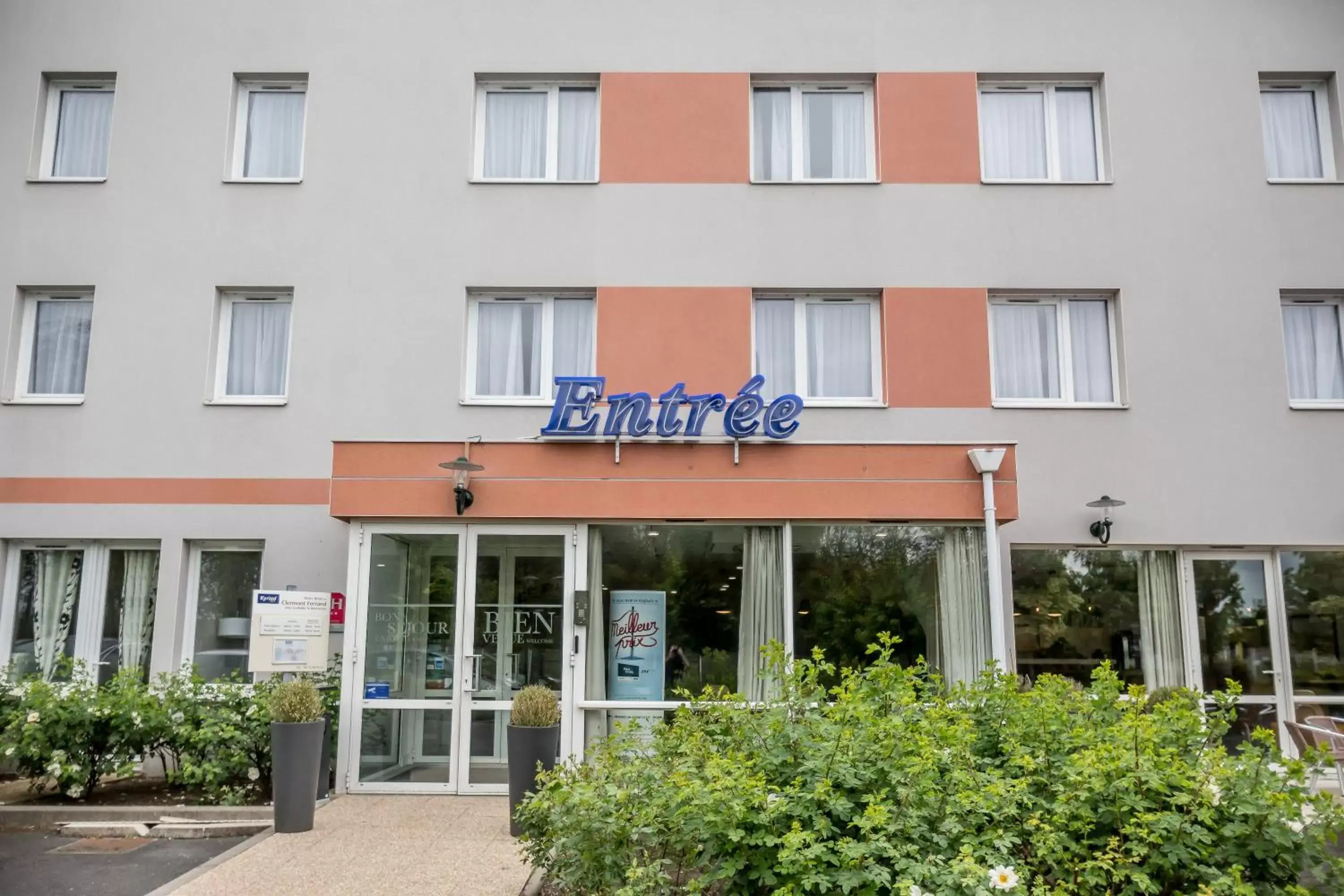 Facade/entrance, Property Building in Kyriad Clermont-Ferrand-Sud - La Pardieu