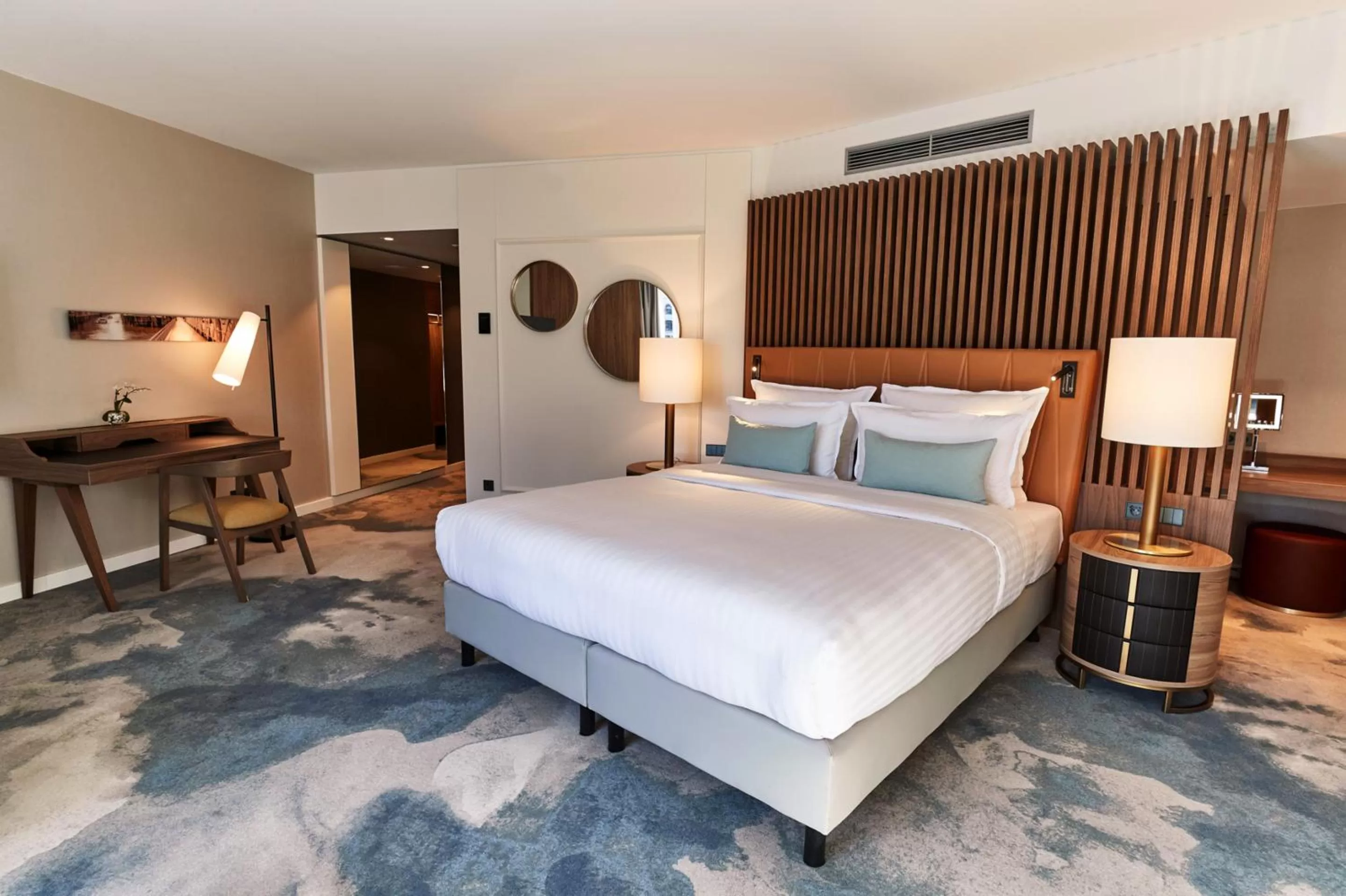 Photo of the whole room, Bed in Steigenberger Hotel Hamburg