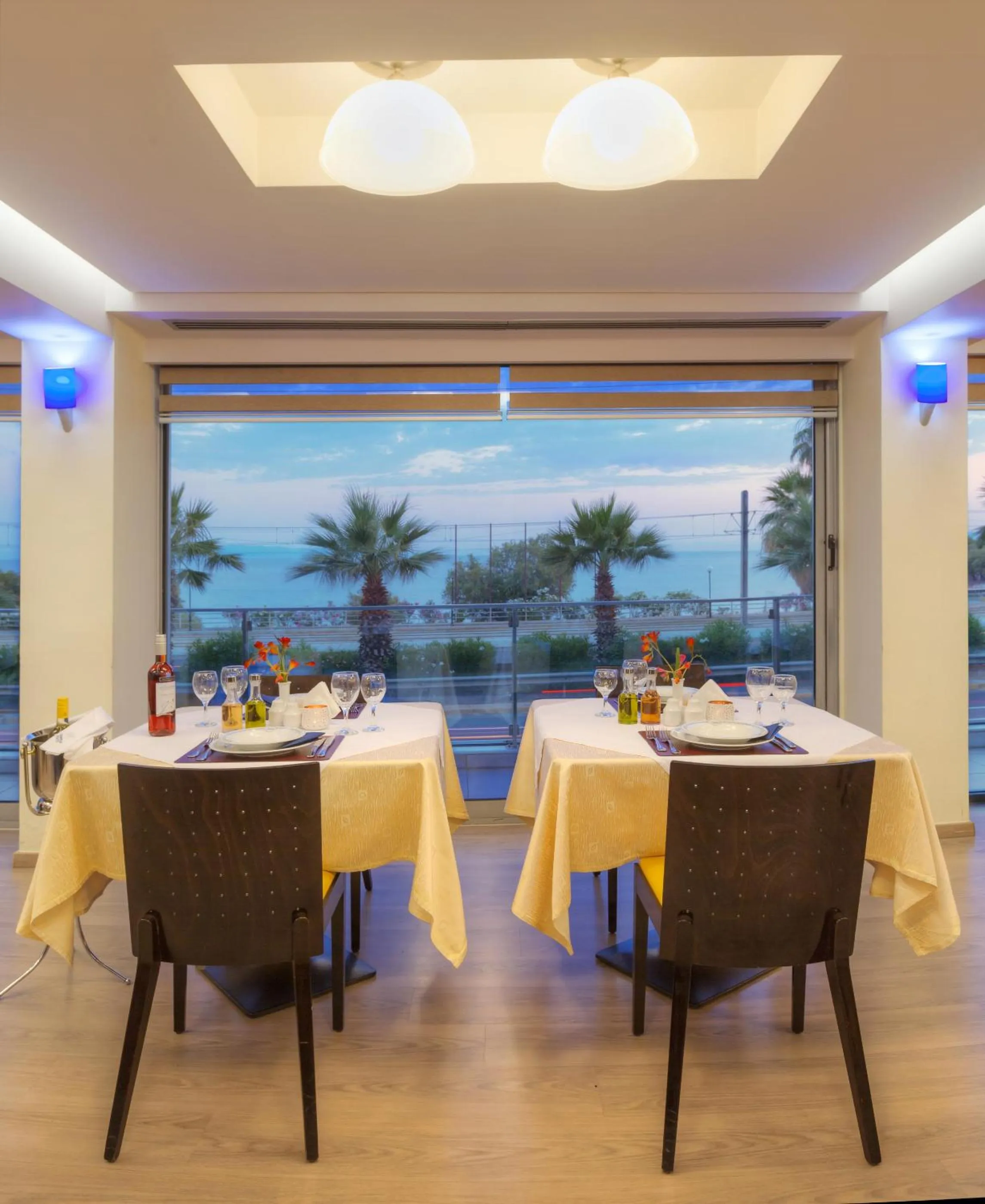 Restaurant/places to eat in Tropical Hotel