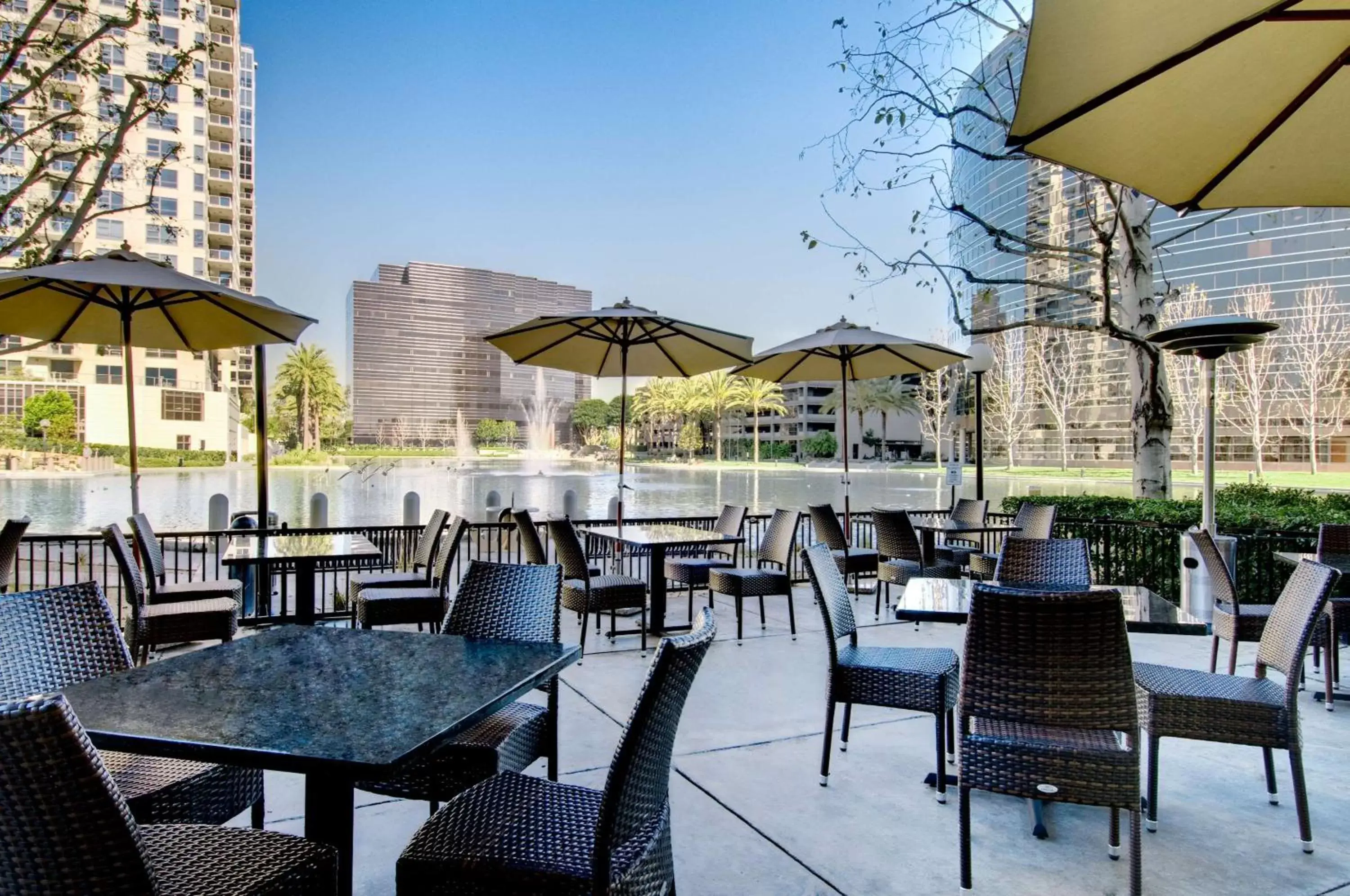Patio, Restaurant/Places to Eat in DoubleTree by Hilton Orange County Airport