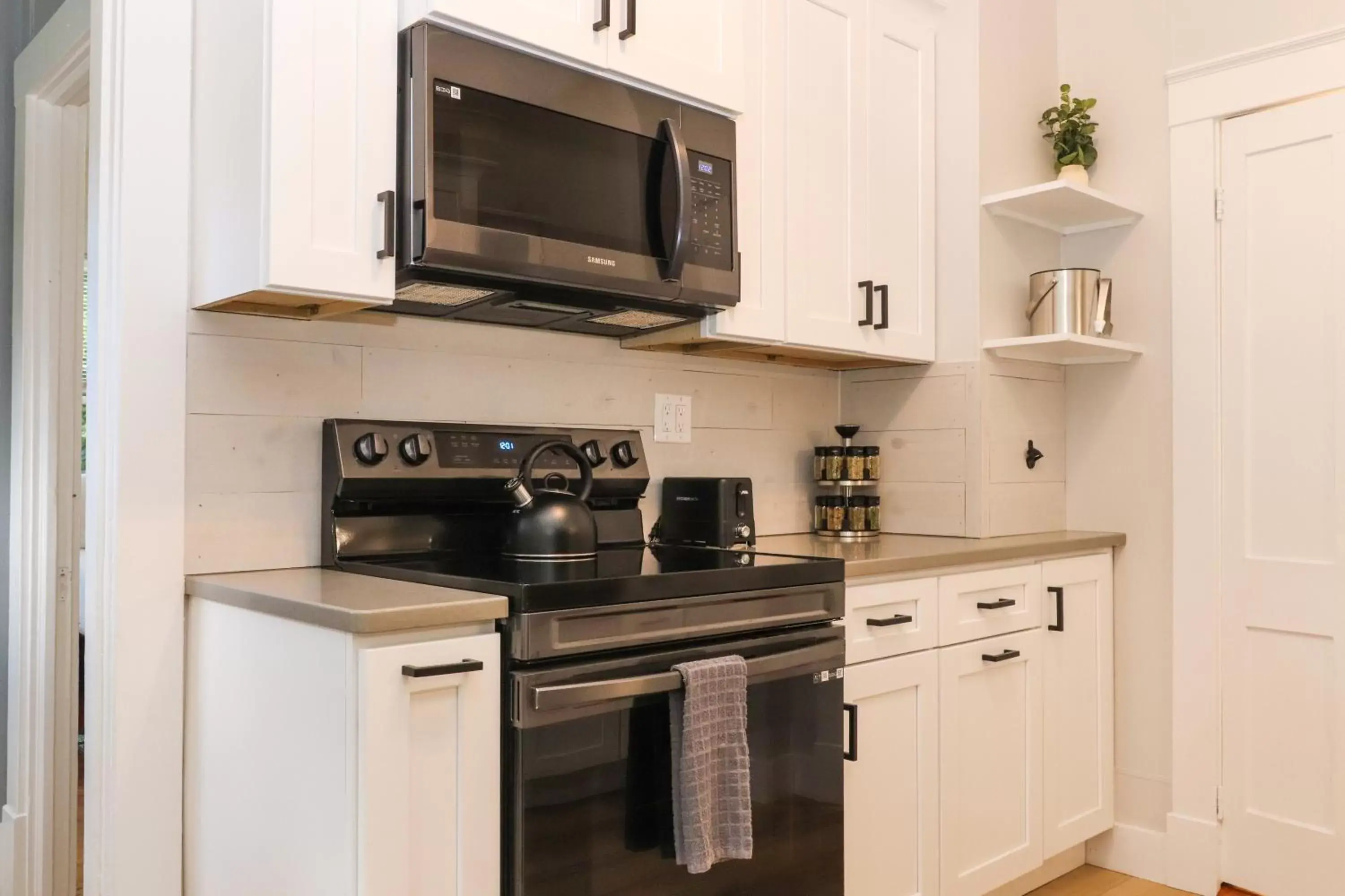 Kitchen/Kitchenette in Old Mill Inn