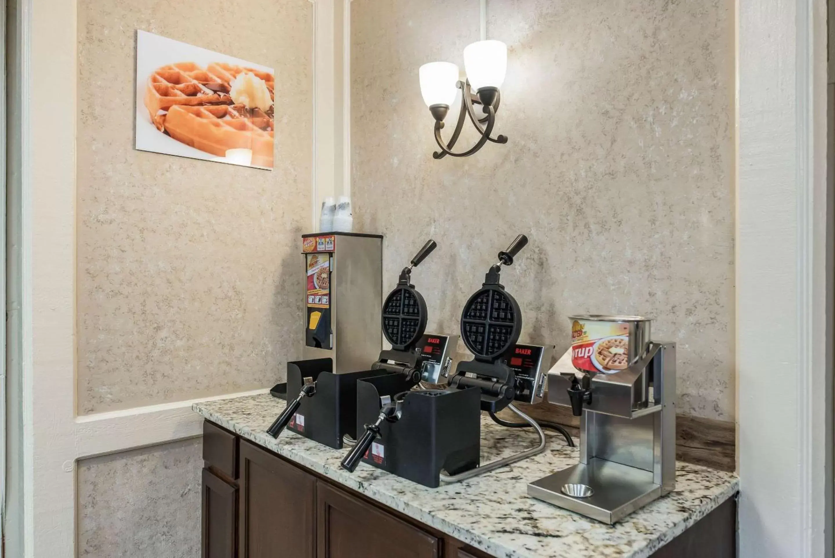 Restaurant/places to eat, Kitchen/Kitchenette in Quality Inn & Suites