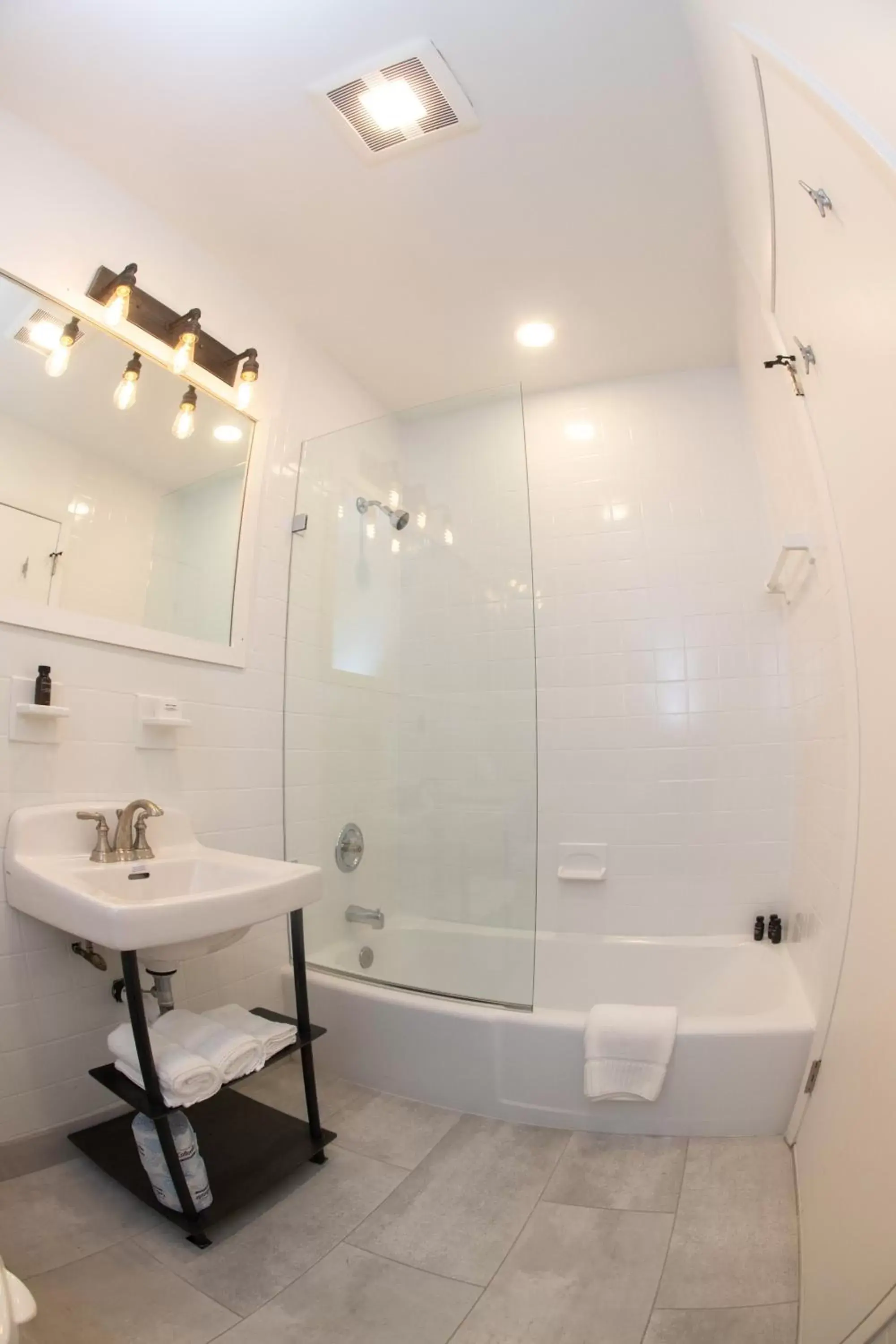 Deluxe Double Room with Balcony in The Surfside Hotel Deluxe Double Room with Balcony in The Surfside Hotel