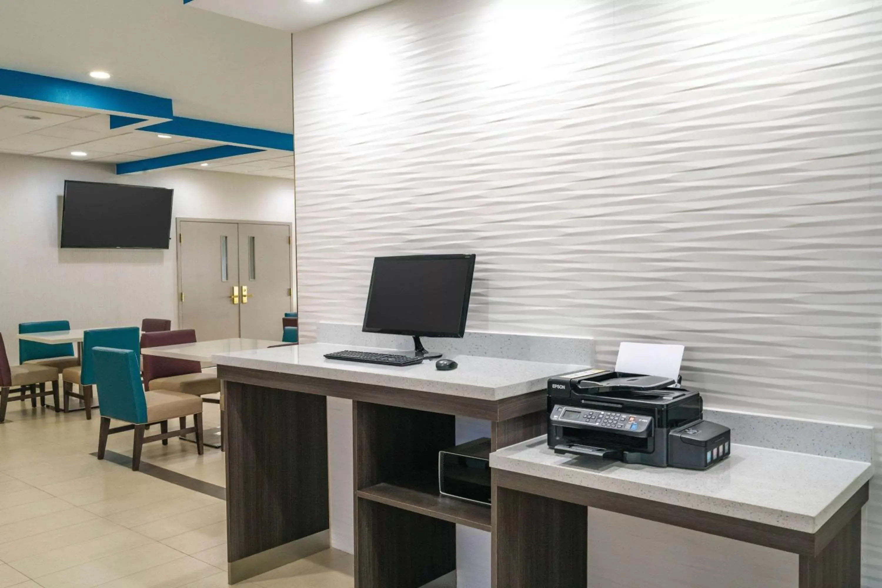 Business facilities, TV/Entertainment Center in La Quinta by Wyndham Latham Albany Airport