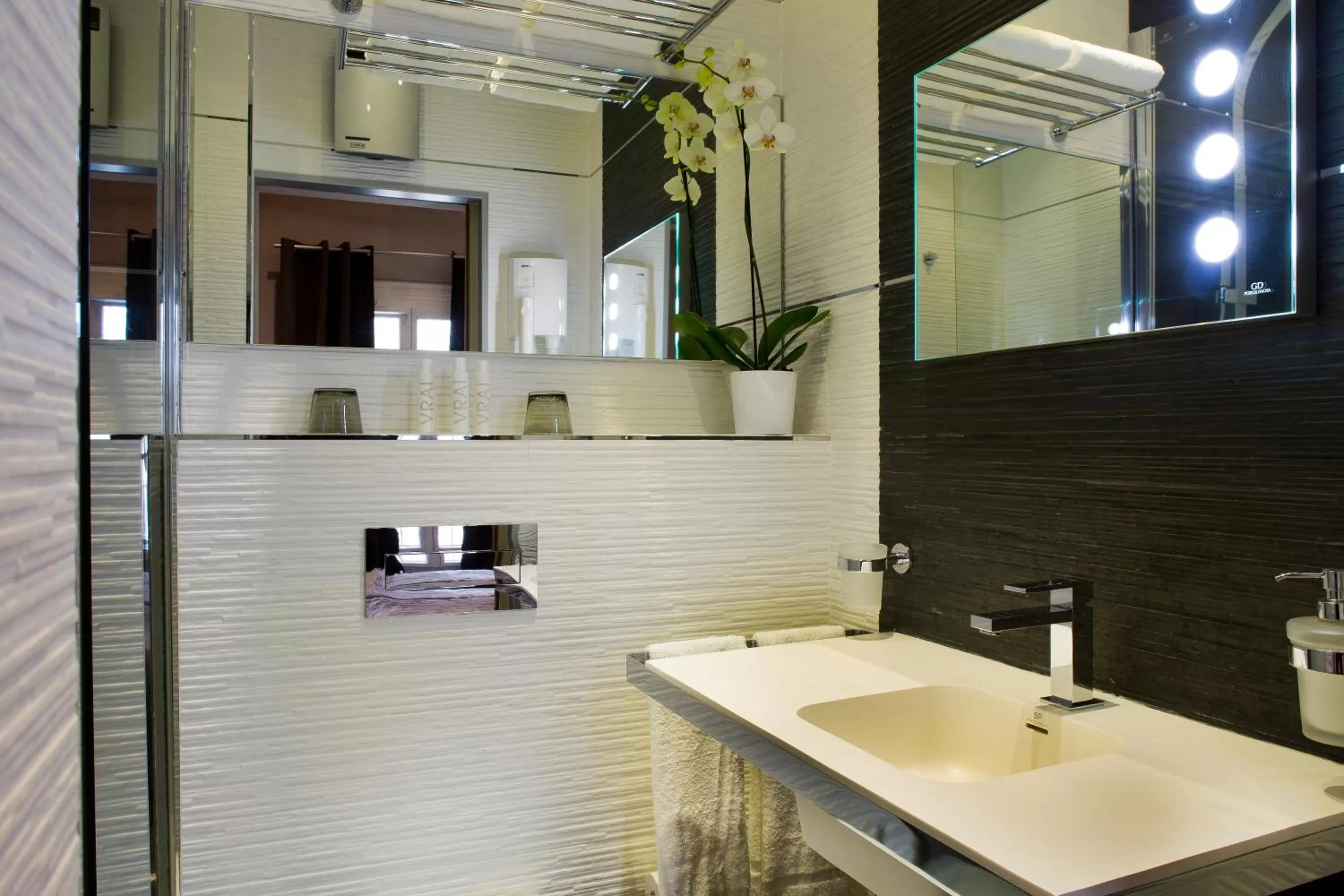 Bathroom in Hotel des Arceaux