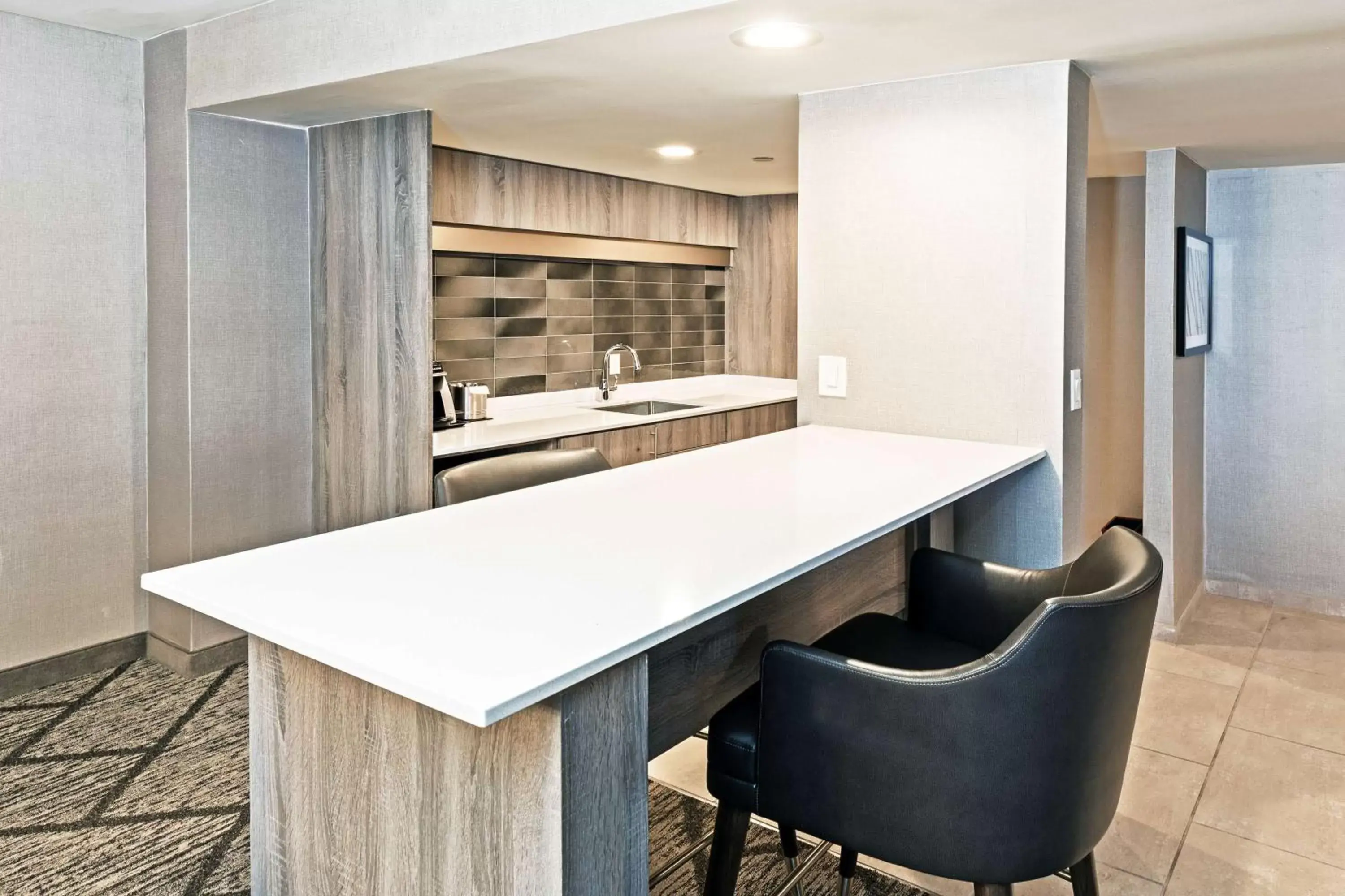Photo of the whole room, Kitchen/Kitchenette in DoubleTree by Hilton Tulsa Downtown