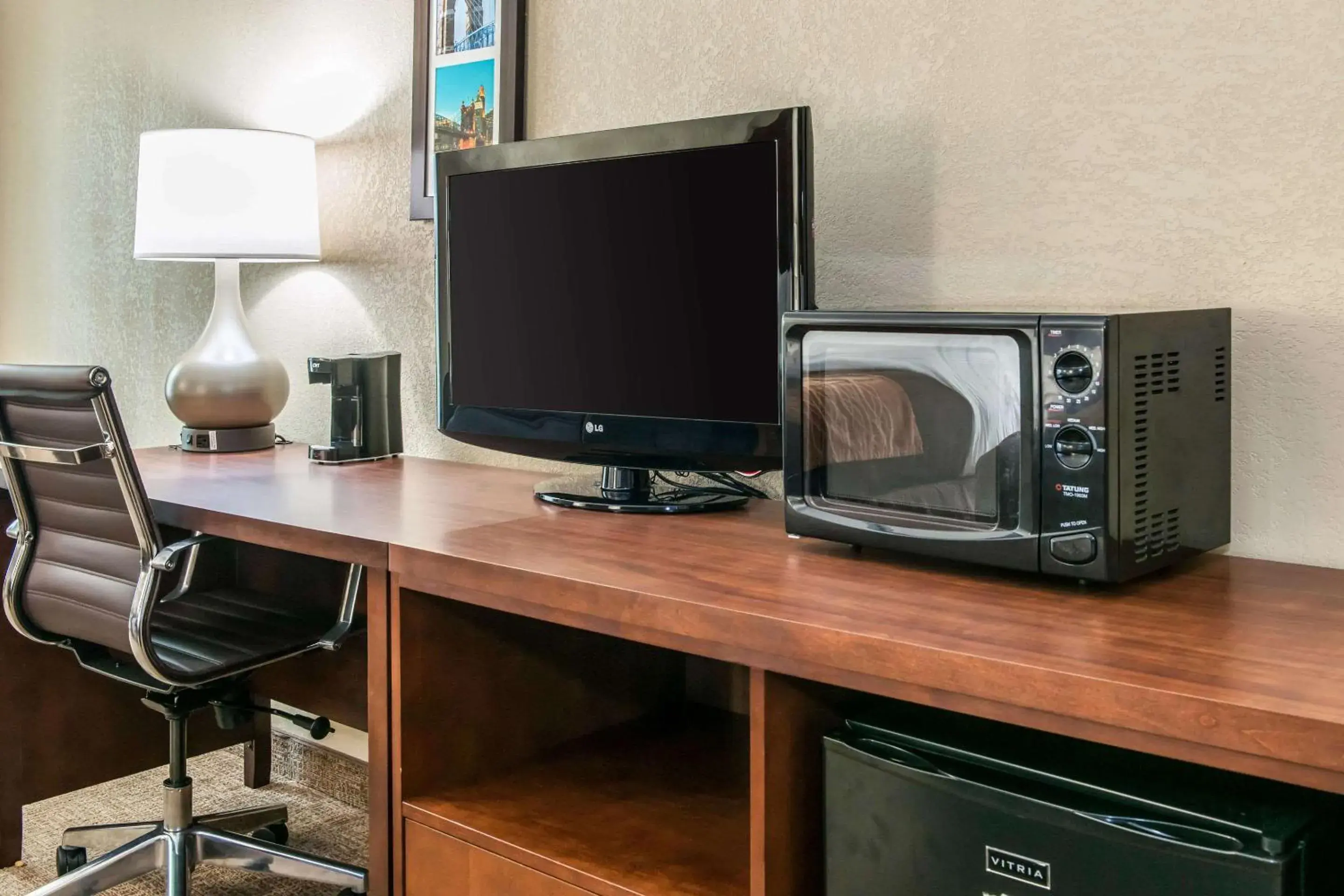 Bedroom, TV/Entertainment Center in Comfort Inn Blue Ash North