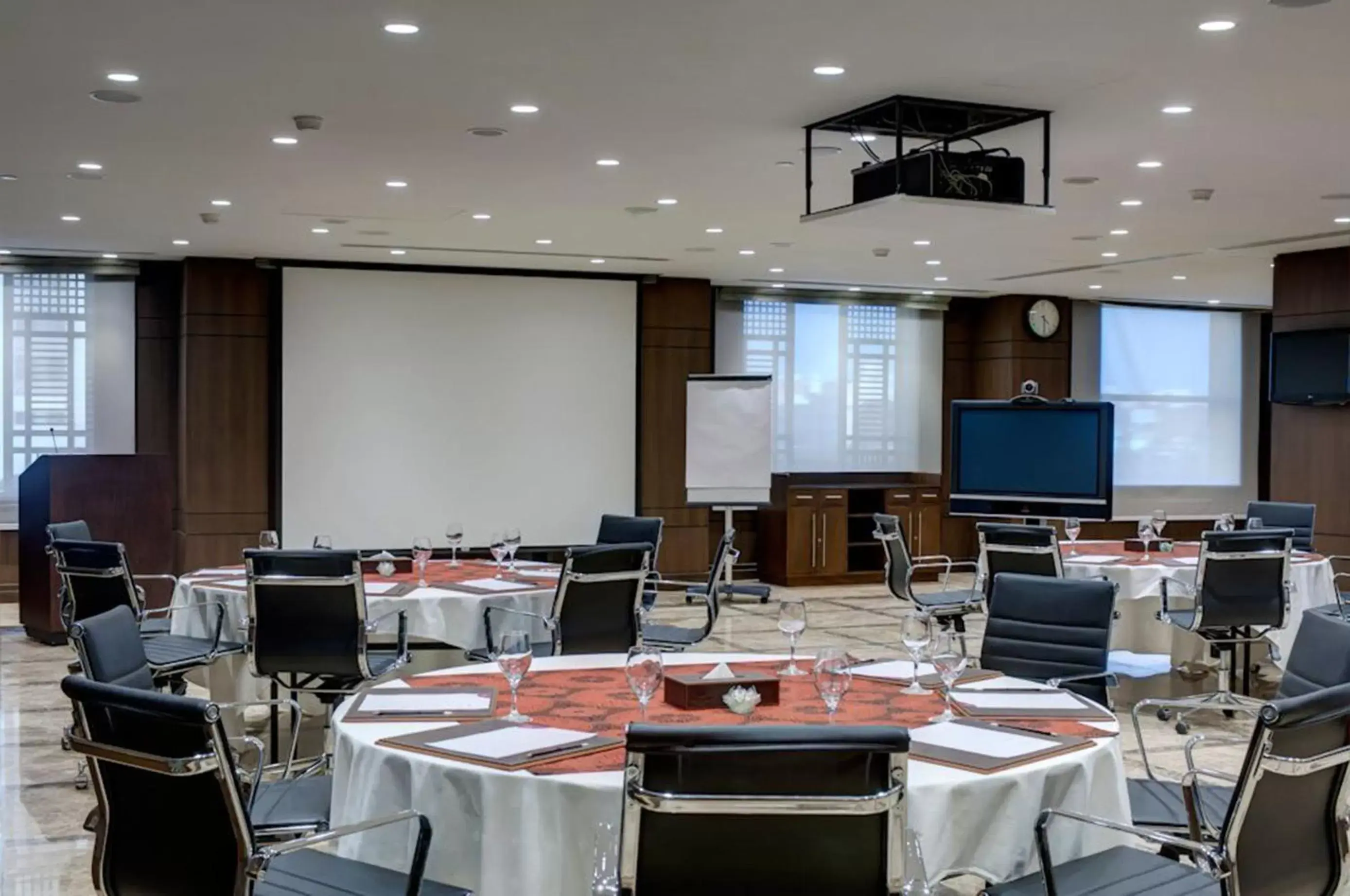 Meeting/conference room, Restaurant/Places to Eat in Crowne Plaza Madinah, an IHG Hotel