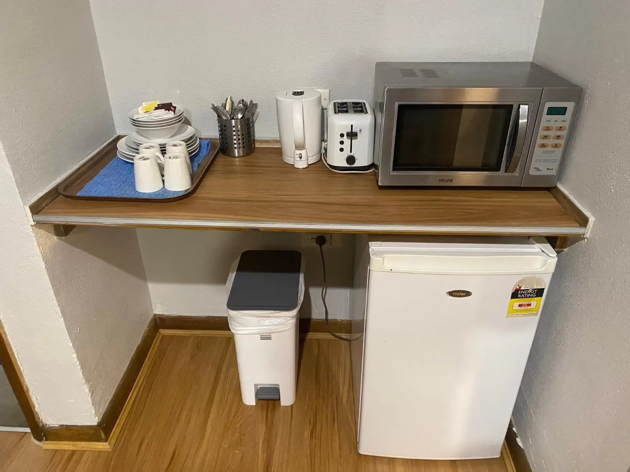 Coffee/tea facilities, Kitchen/Kitchenette in Tollgate Motel