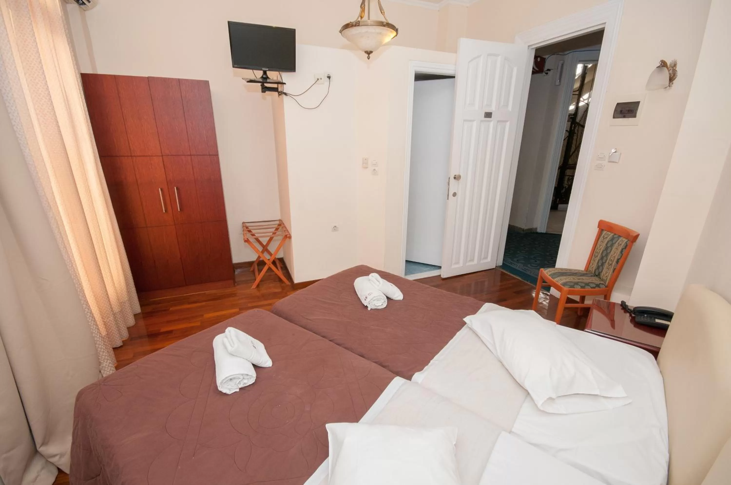 Photo of the whole room, Bed in Cecil Hotel