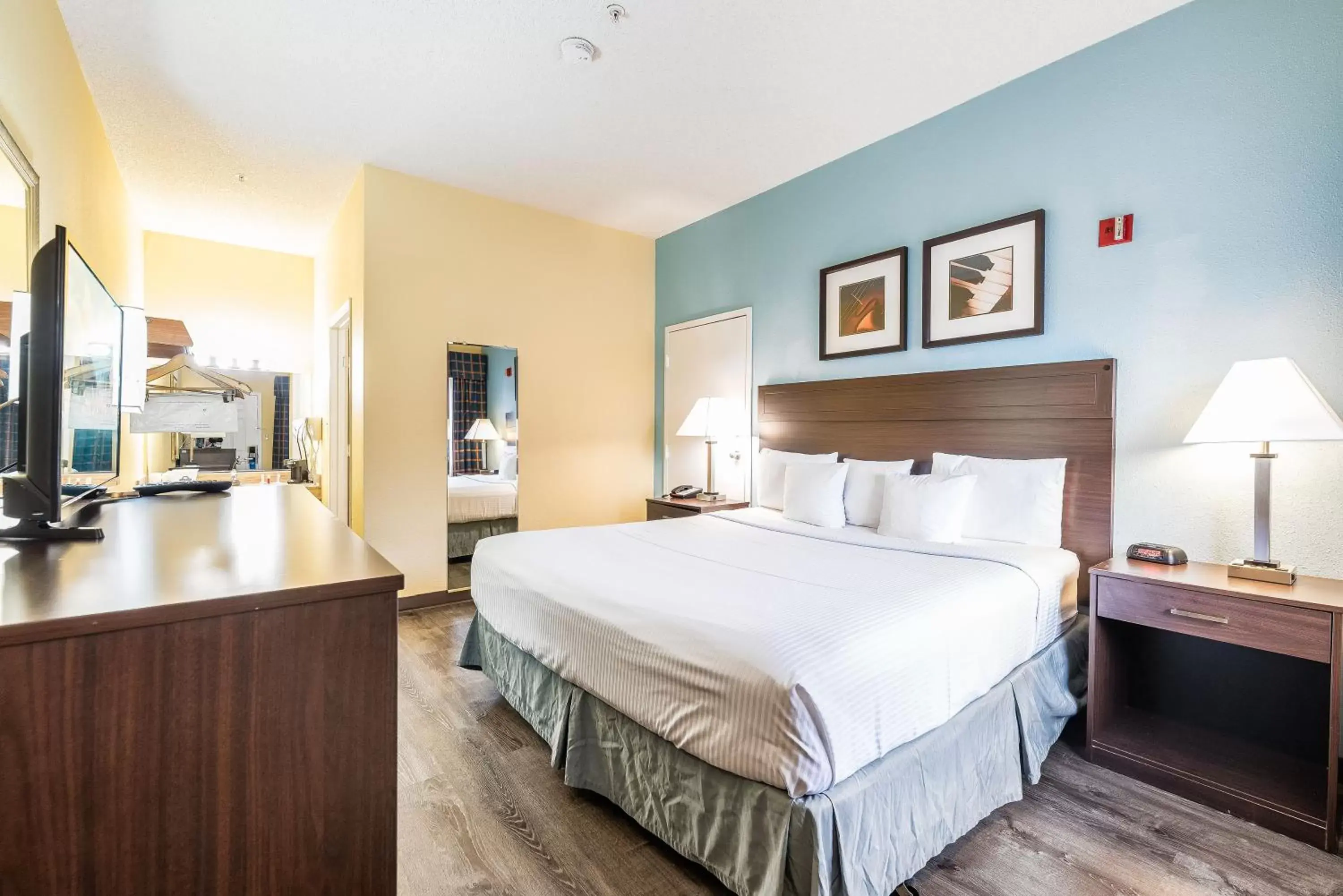 Bed in Days Inn by Wyndham Federal Way Bed in Days Inn by Wyndham Federal Way