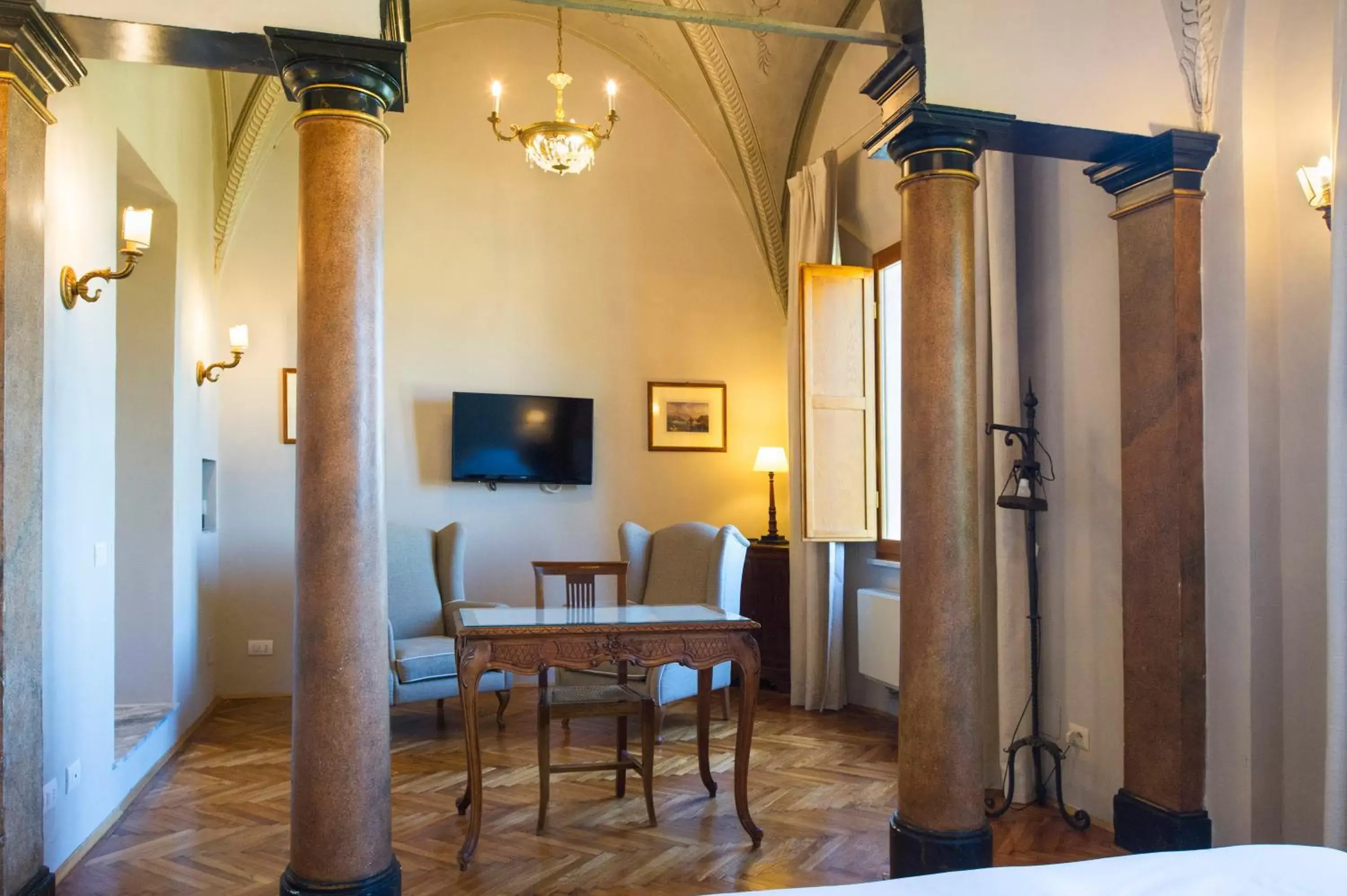 Photo of the whole room, Dining Area in Palazzo Ravizza