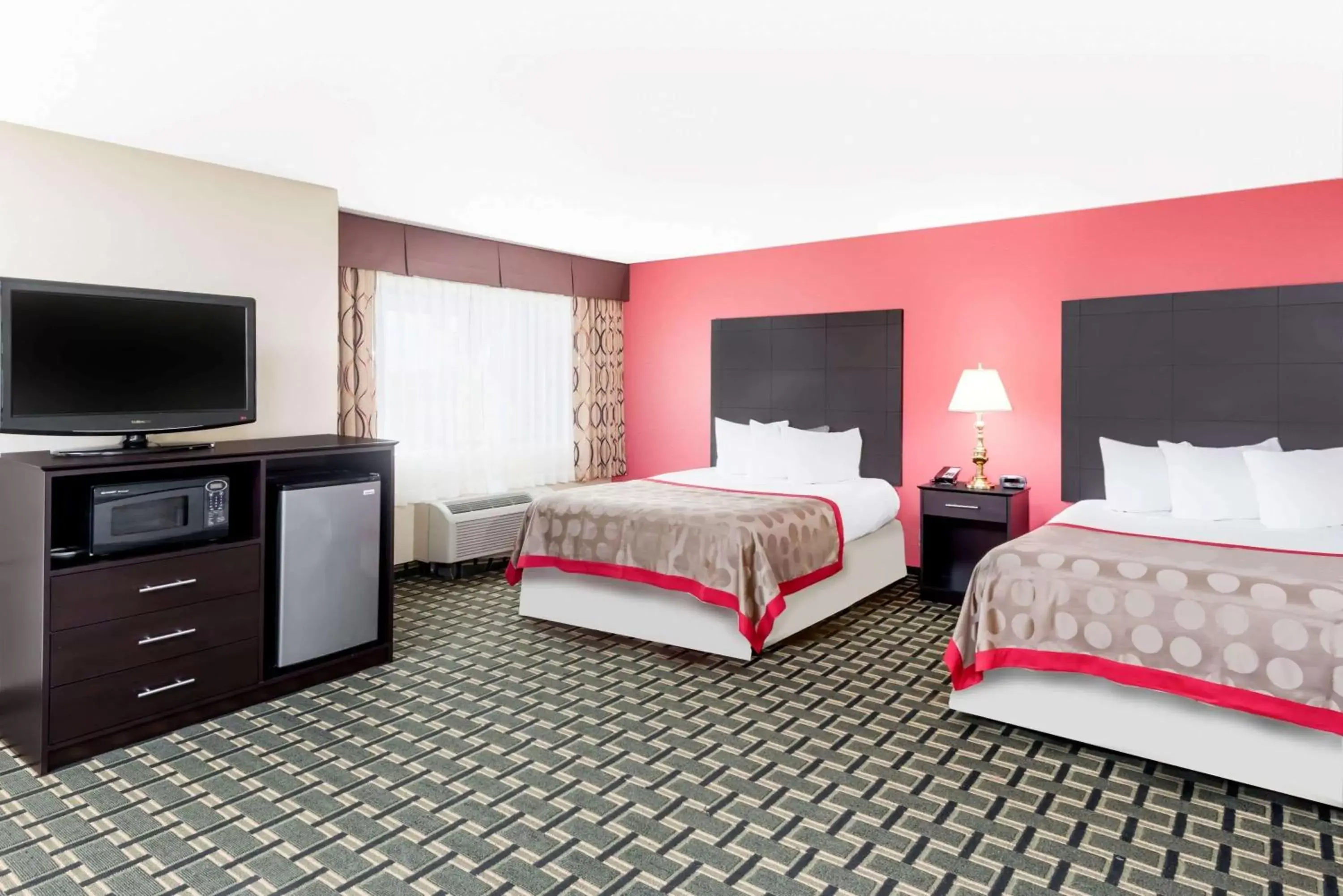 Photo of the whole room, Bed in Ramada by Wyndham Vandalia